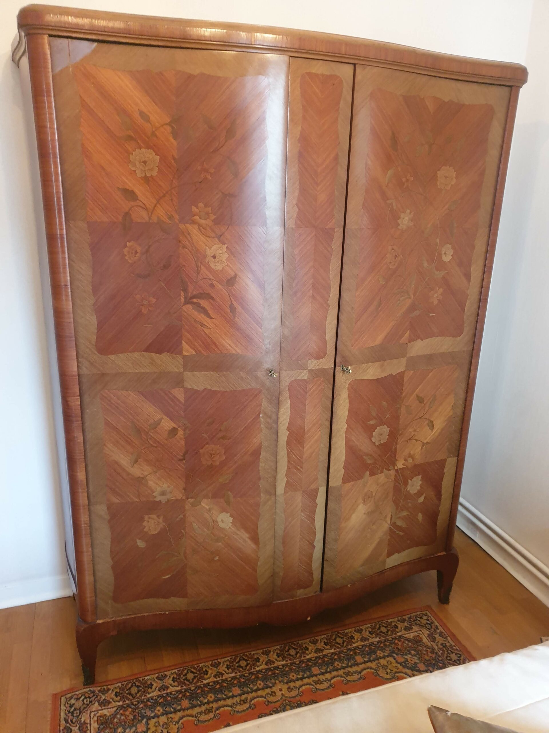 Grande armoire en bois de Rose