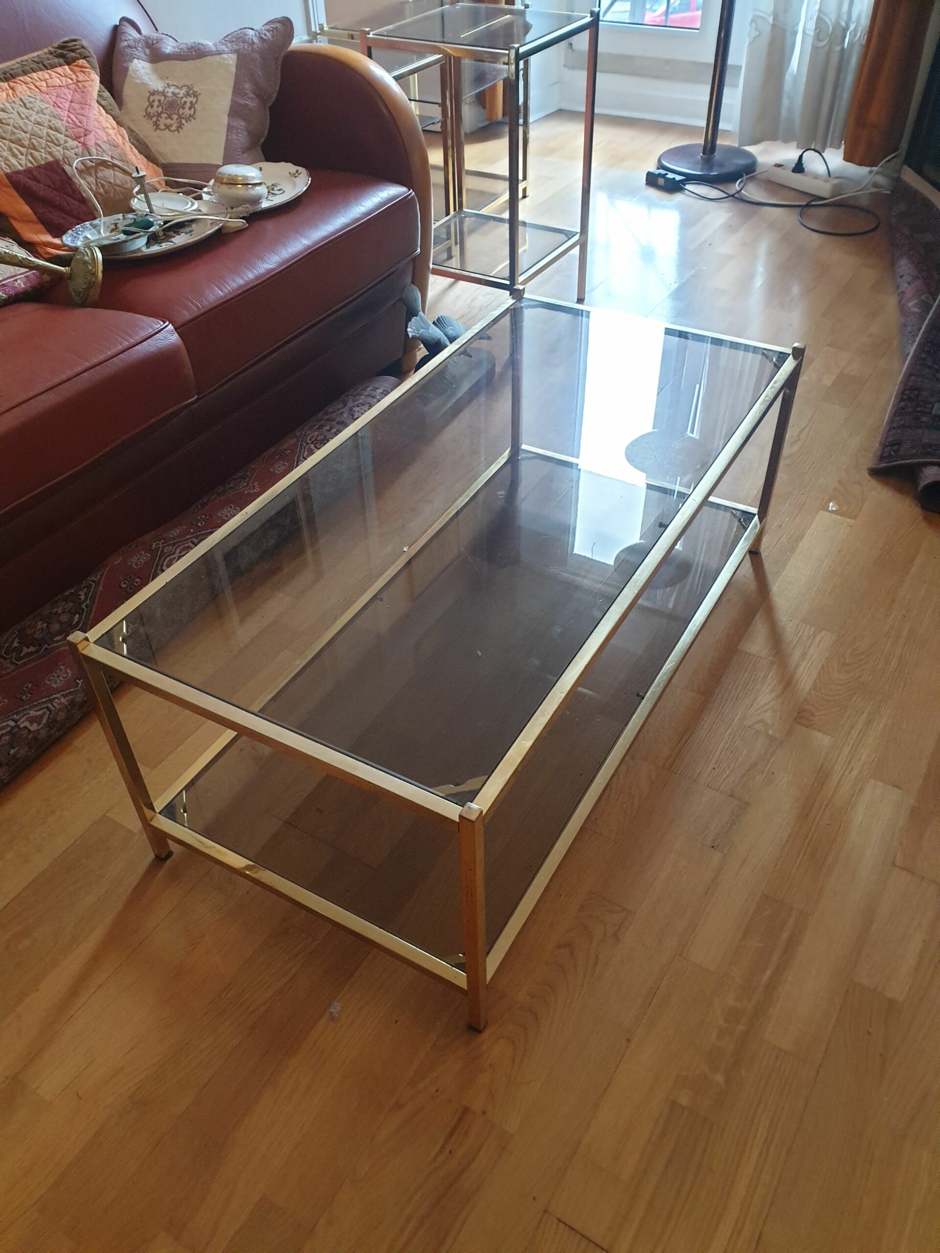 Grande table basse verre et métal doré – Image 4