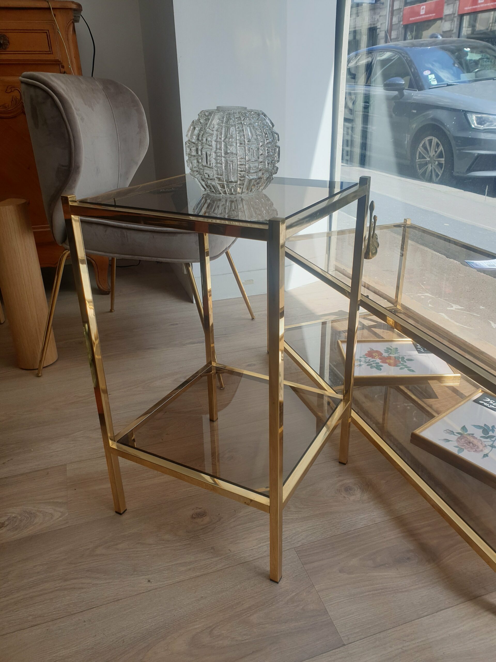 Bout de canapé basse verre et métal doré – Image 2