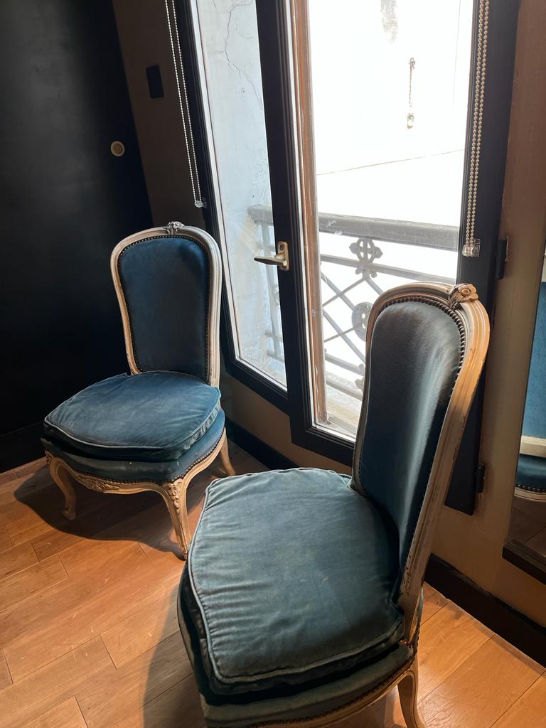 2 chauffeuses velours bleu style Louis XV – Image 2