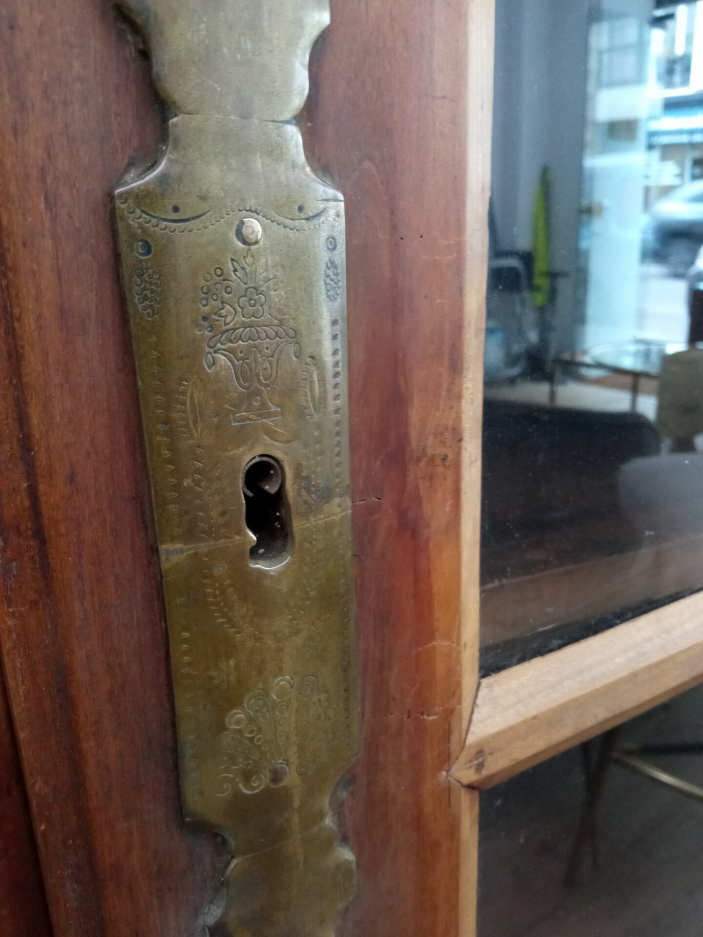 Armoire vitrine ancienne en bois – Image 6