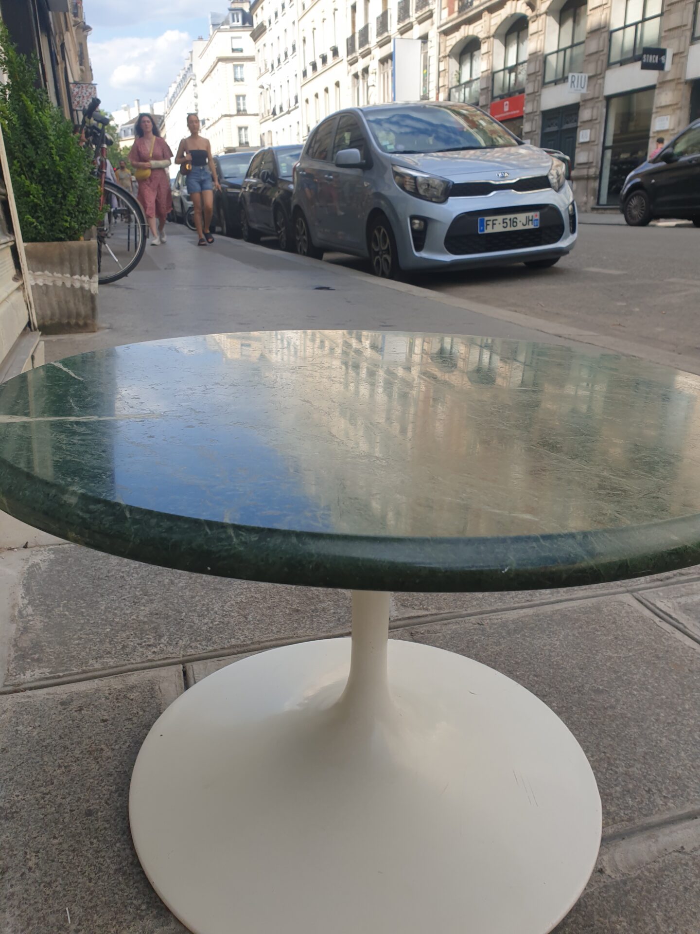 Table basse en marbre gris et pied Tulipe – Image 5