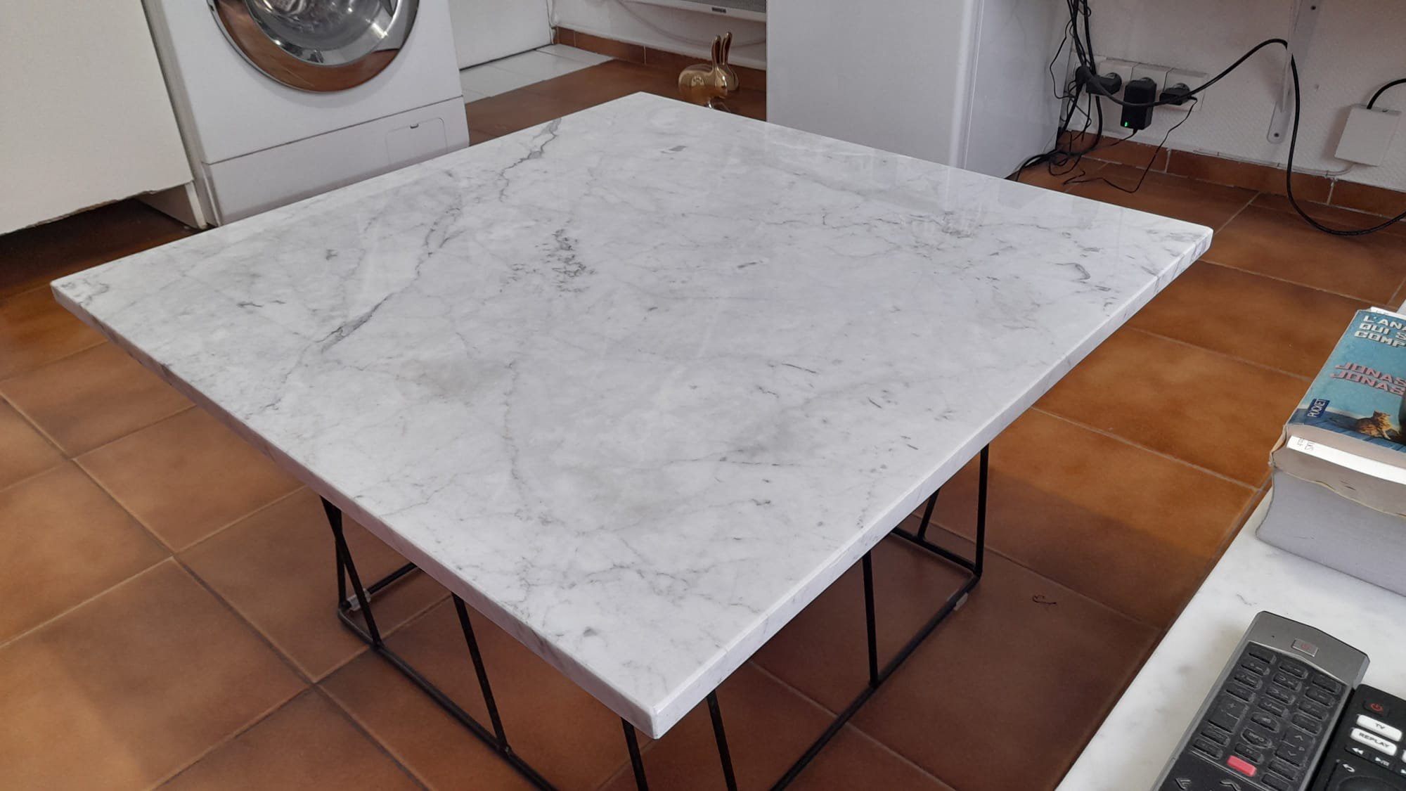 Grande table basse en marbre et métal noir – Image 2