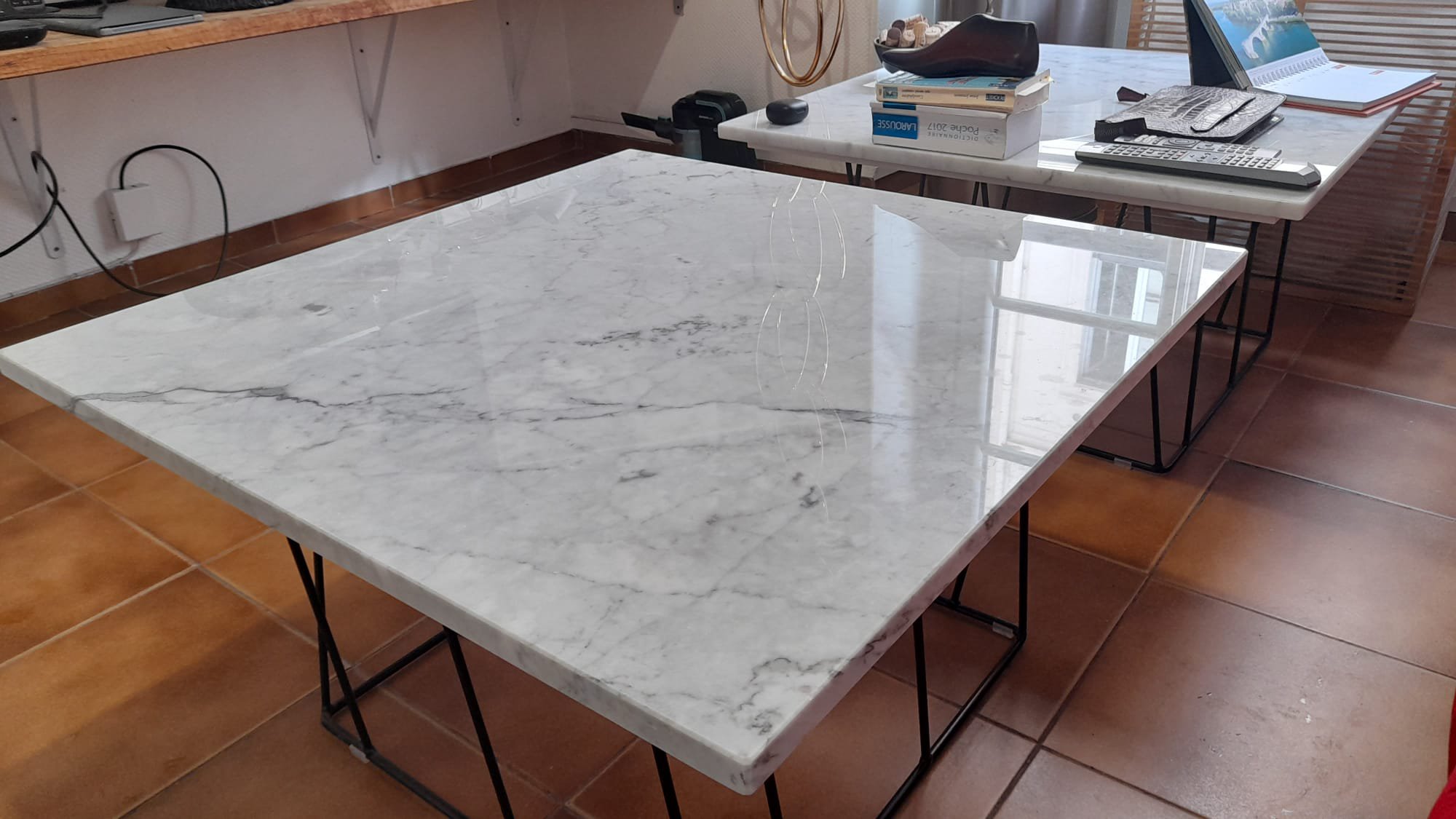 Grande table basse en marbre et métal noir – Image 4