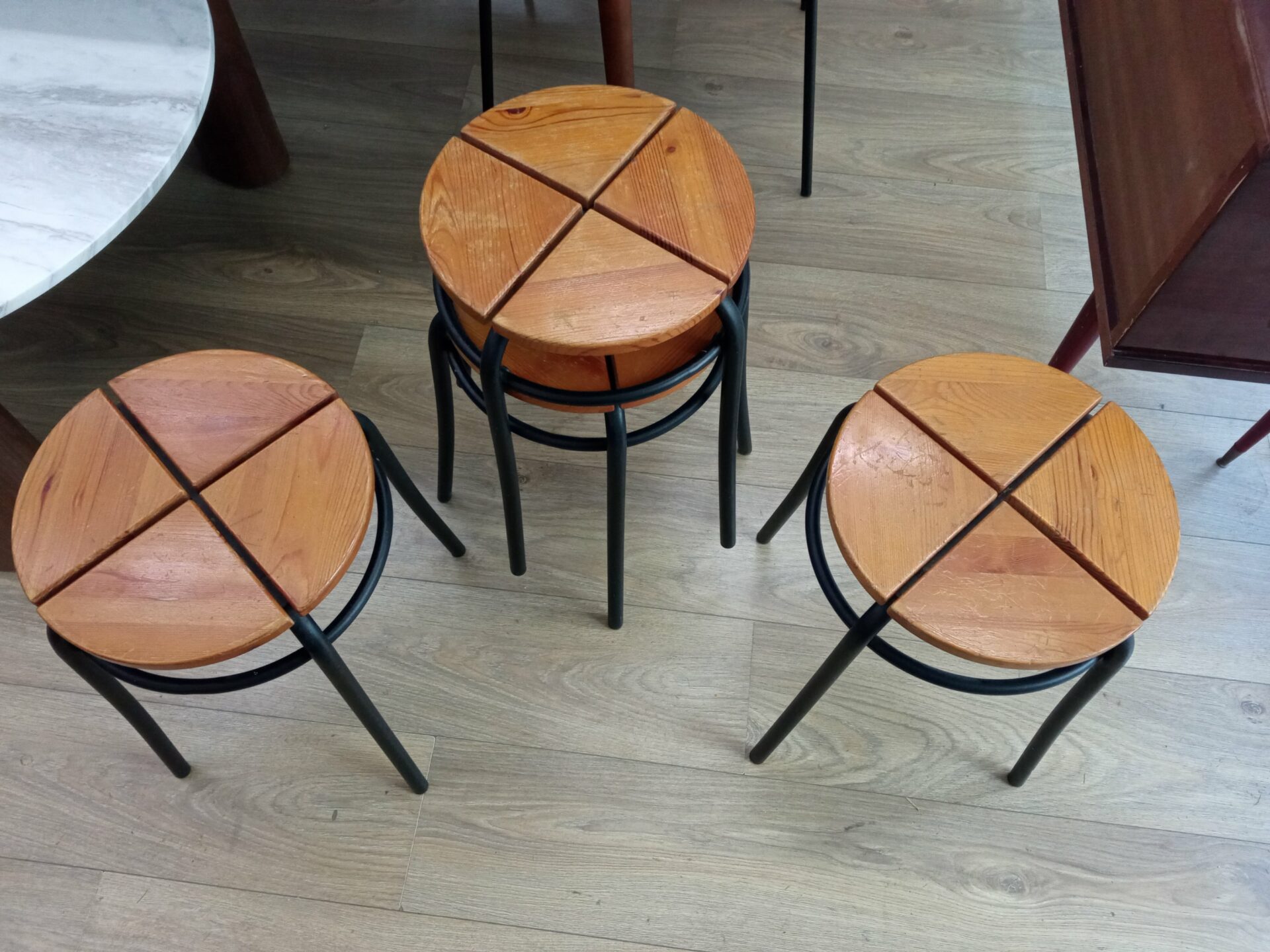 Lot de quatre tabourets bois et métal – Image 3