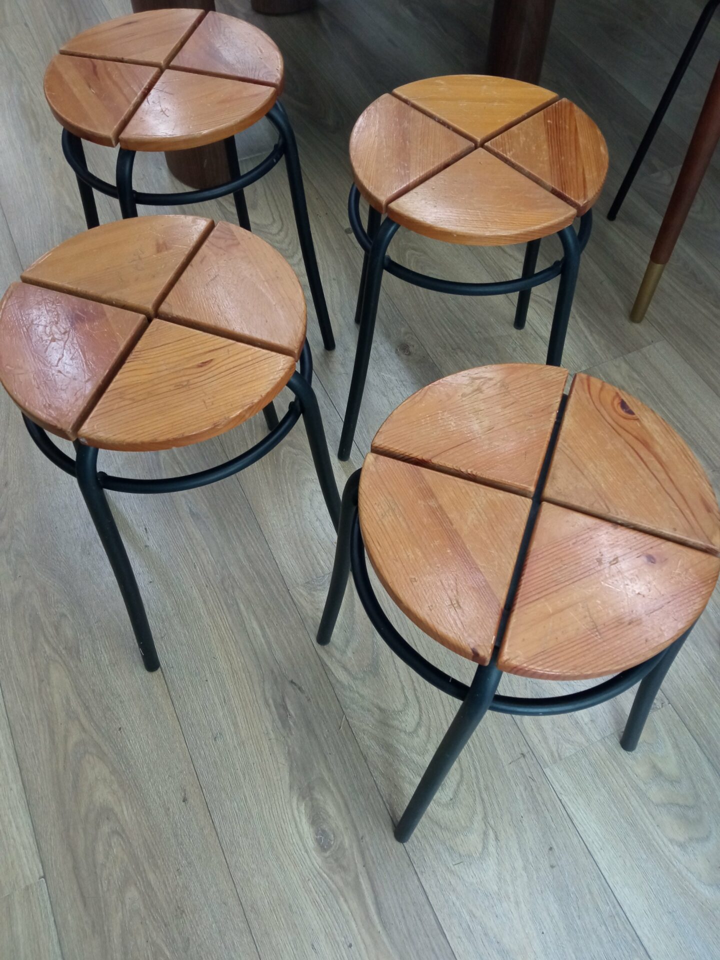 Lot de quatre tabourets bois et métal – Image 4