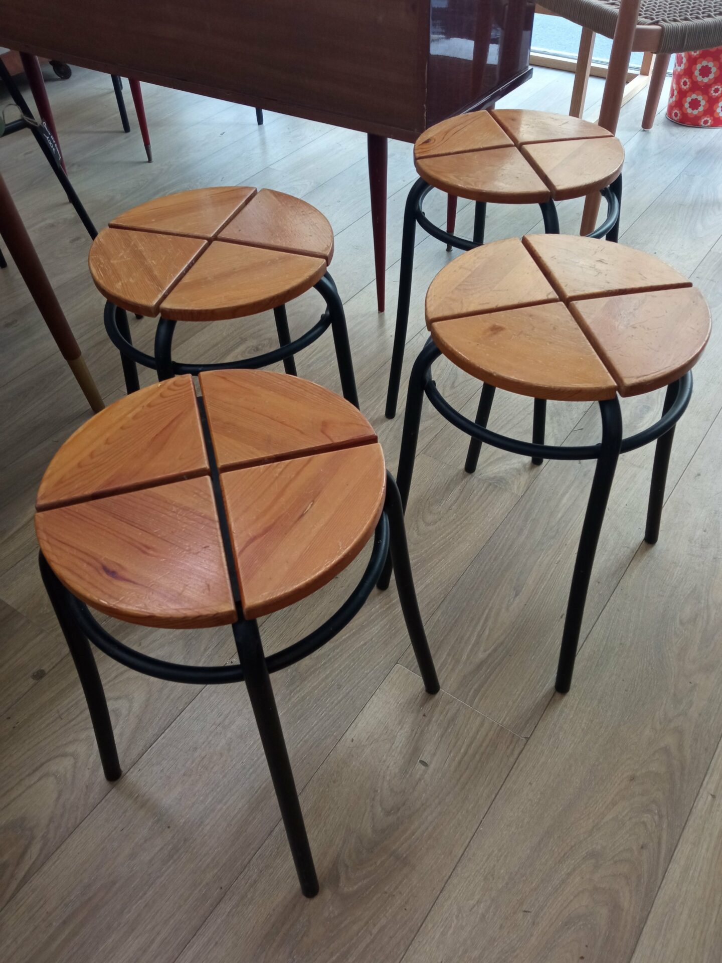 Lot de quatre tabourets bois et métal – Image 2