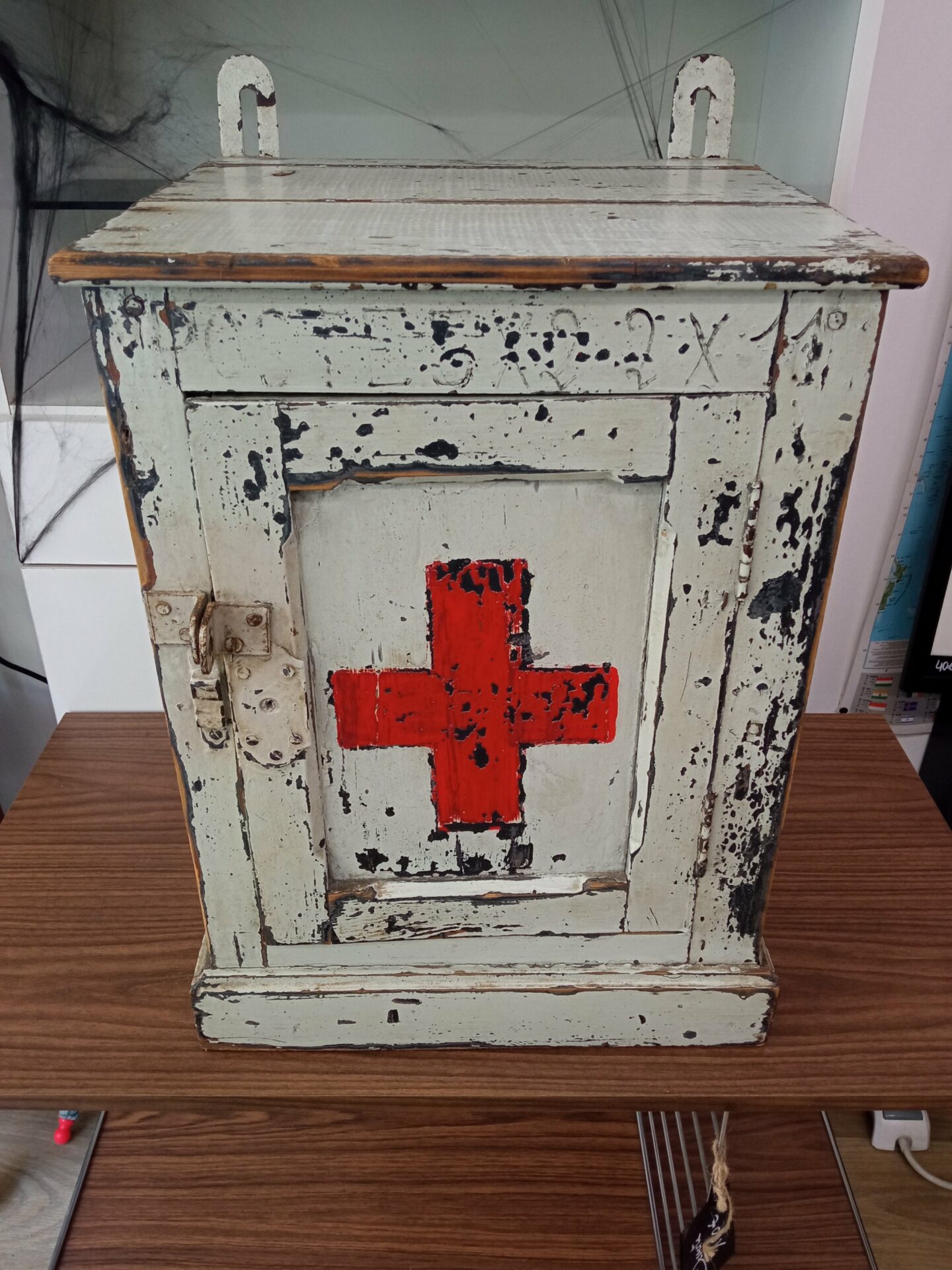 Armoire à pharmacie ancienne en bois – Image 3