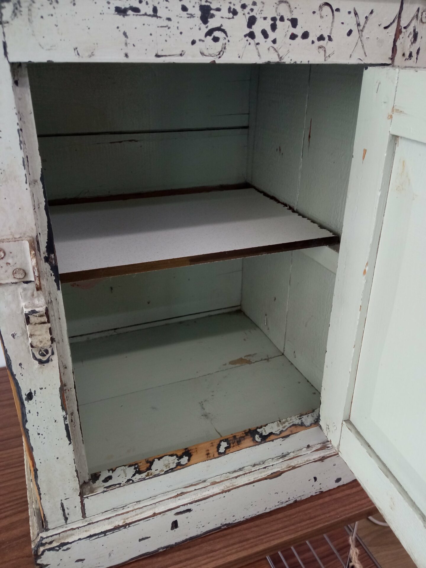 Armoire à pharmacie ancienne en bois – Image 4