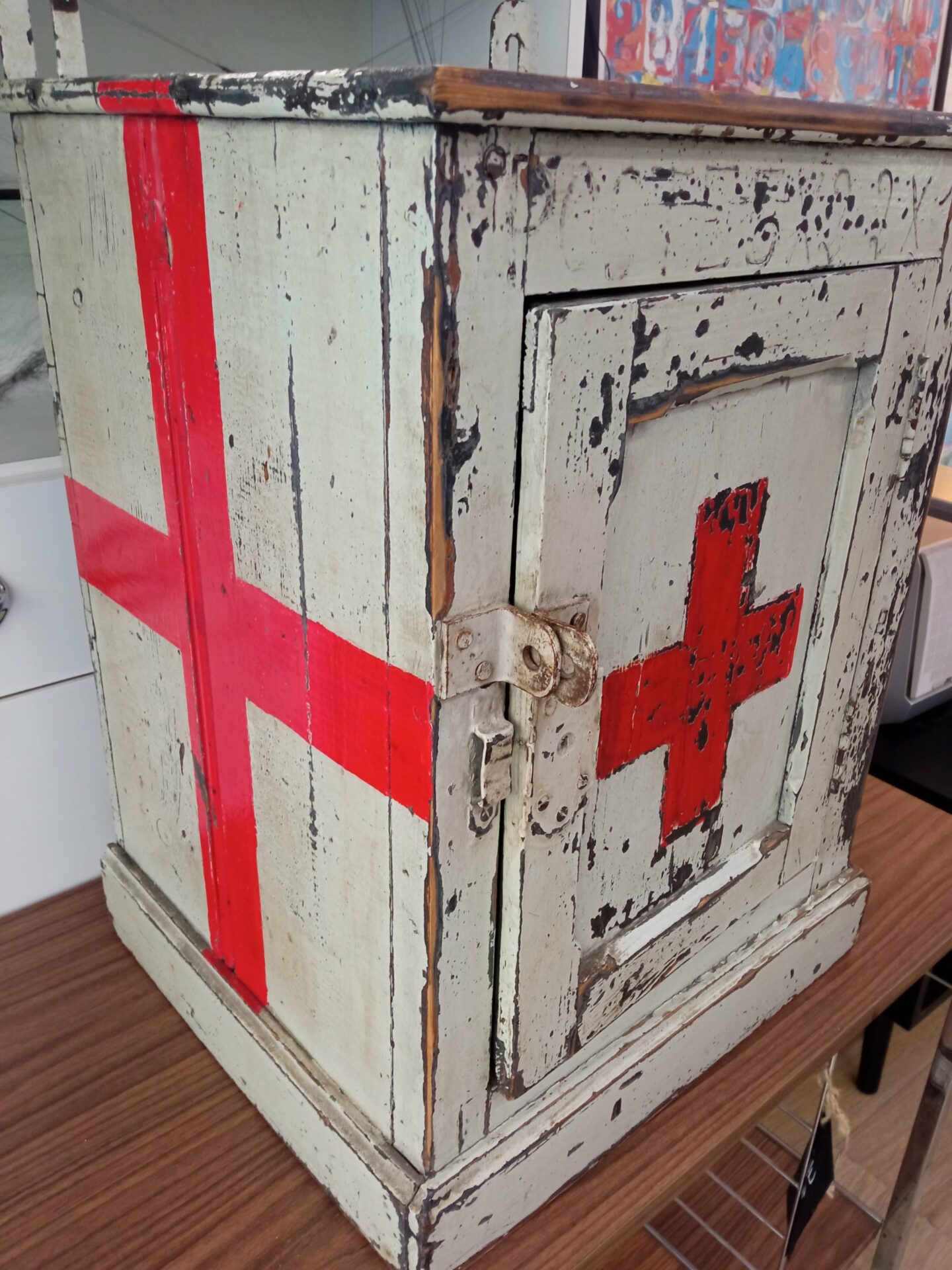 Armoire à pharmacie ancienne en bois – Image 2