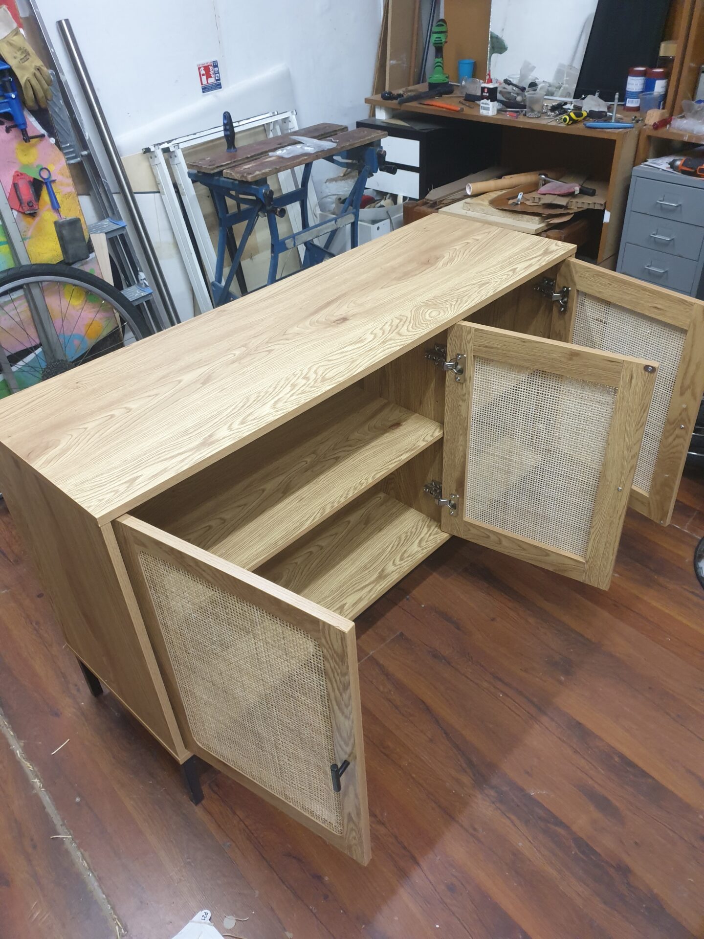 Buffet 3 portes cannage en rotin – Image 3