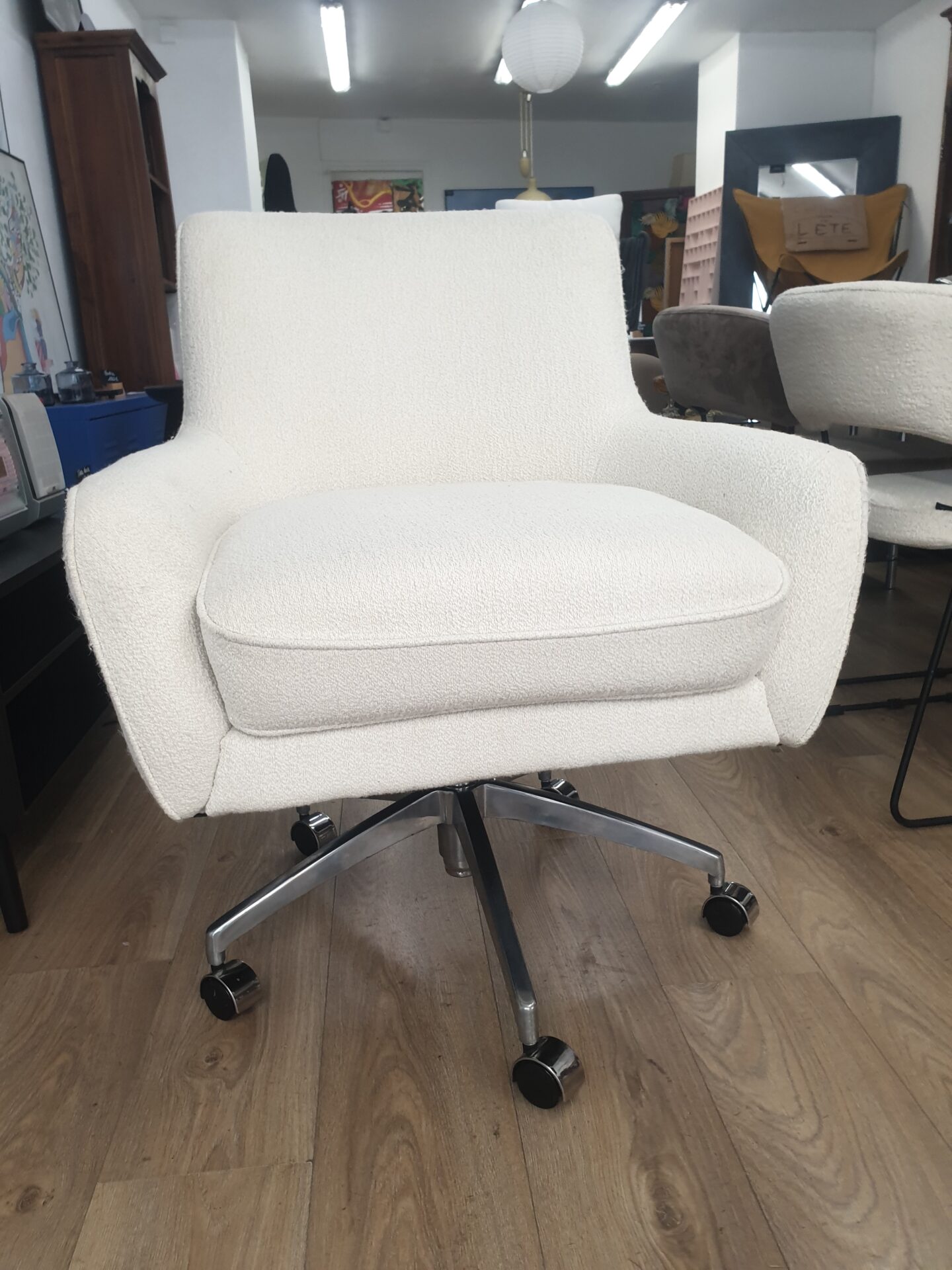 Fauteuil Golden Gun sur roulette – Image 2