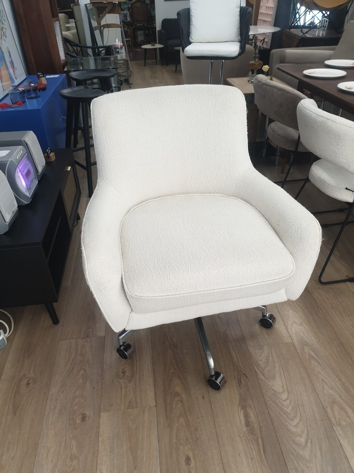 Fauteuil Golden Gun sur roulette – Image 4
