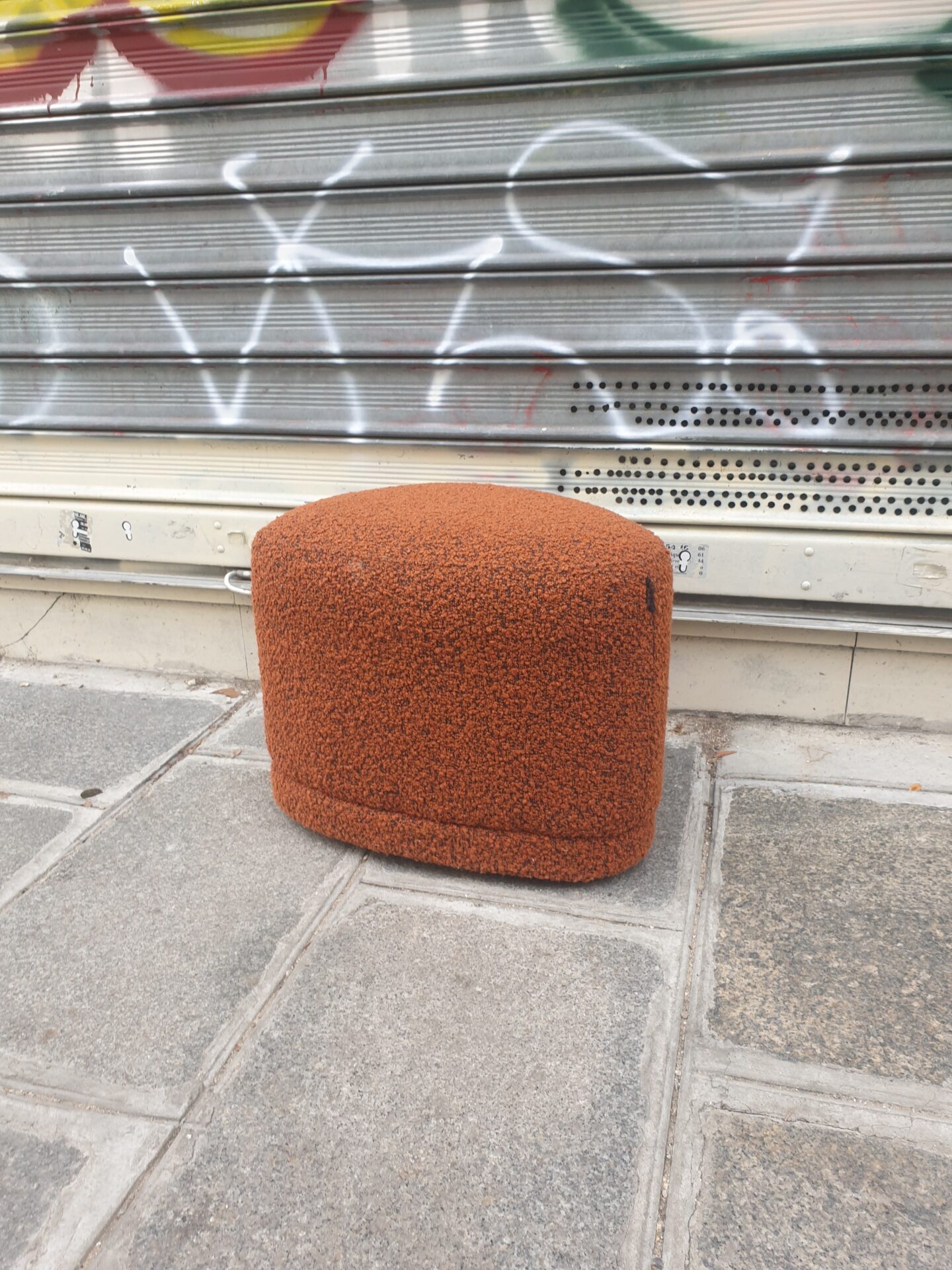 Pouf ENZO tissu bouclettes couleur Rouille – Image 2