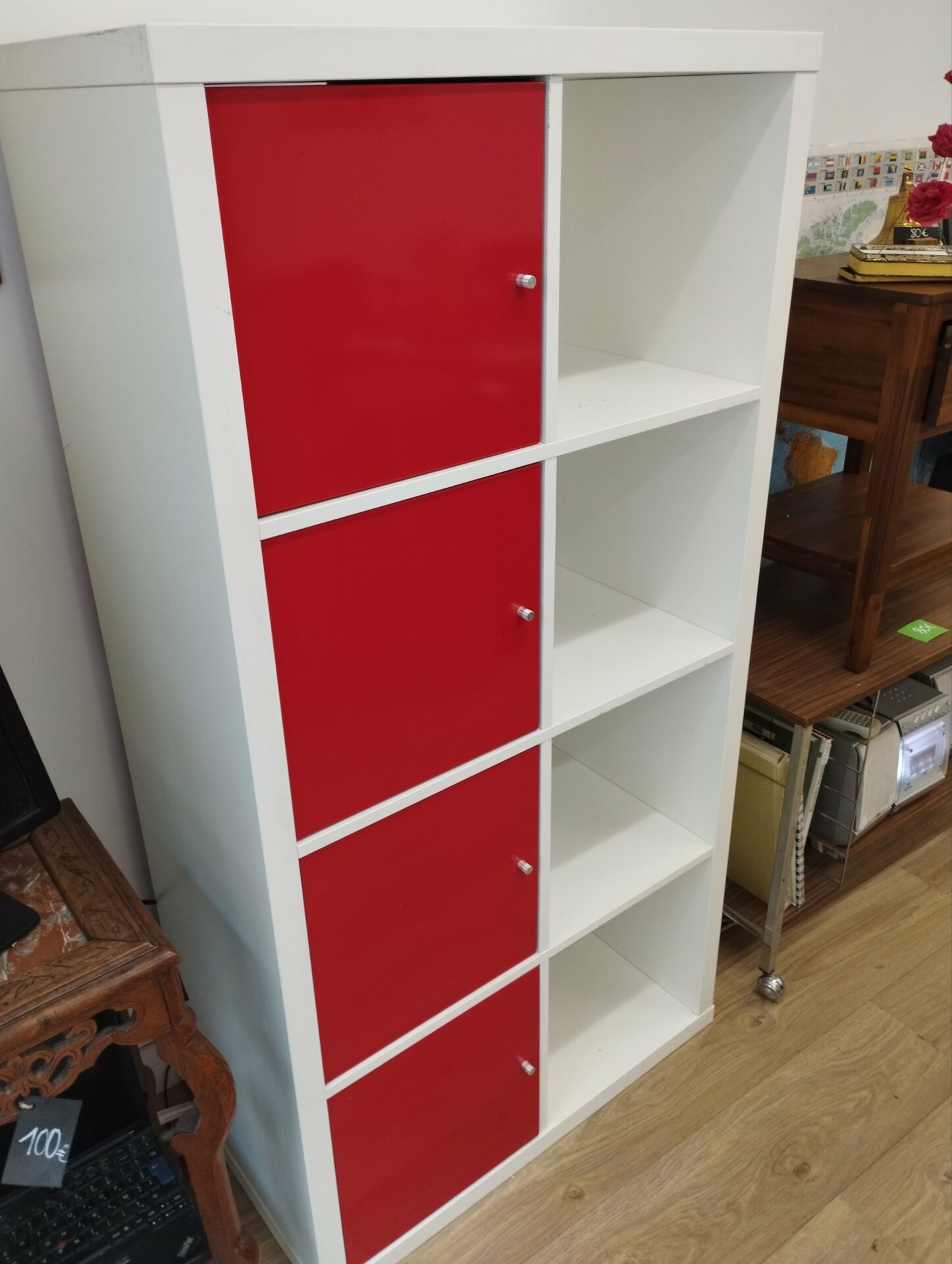 bibliothèque étagère kallax Ikea blanche placards rouges. – Image 4