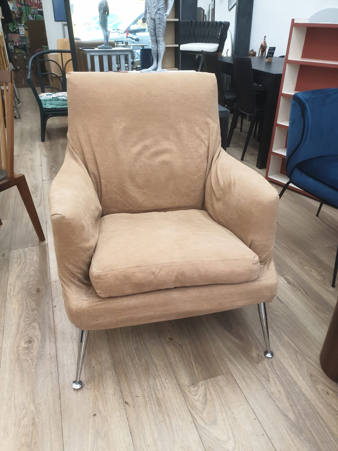 Fauteuil design tissu et pieds indus – Image 5