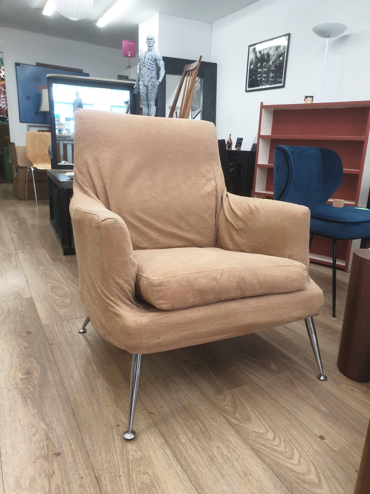Fauteuil design tissu et pieds indus – Image 3