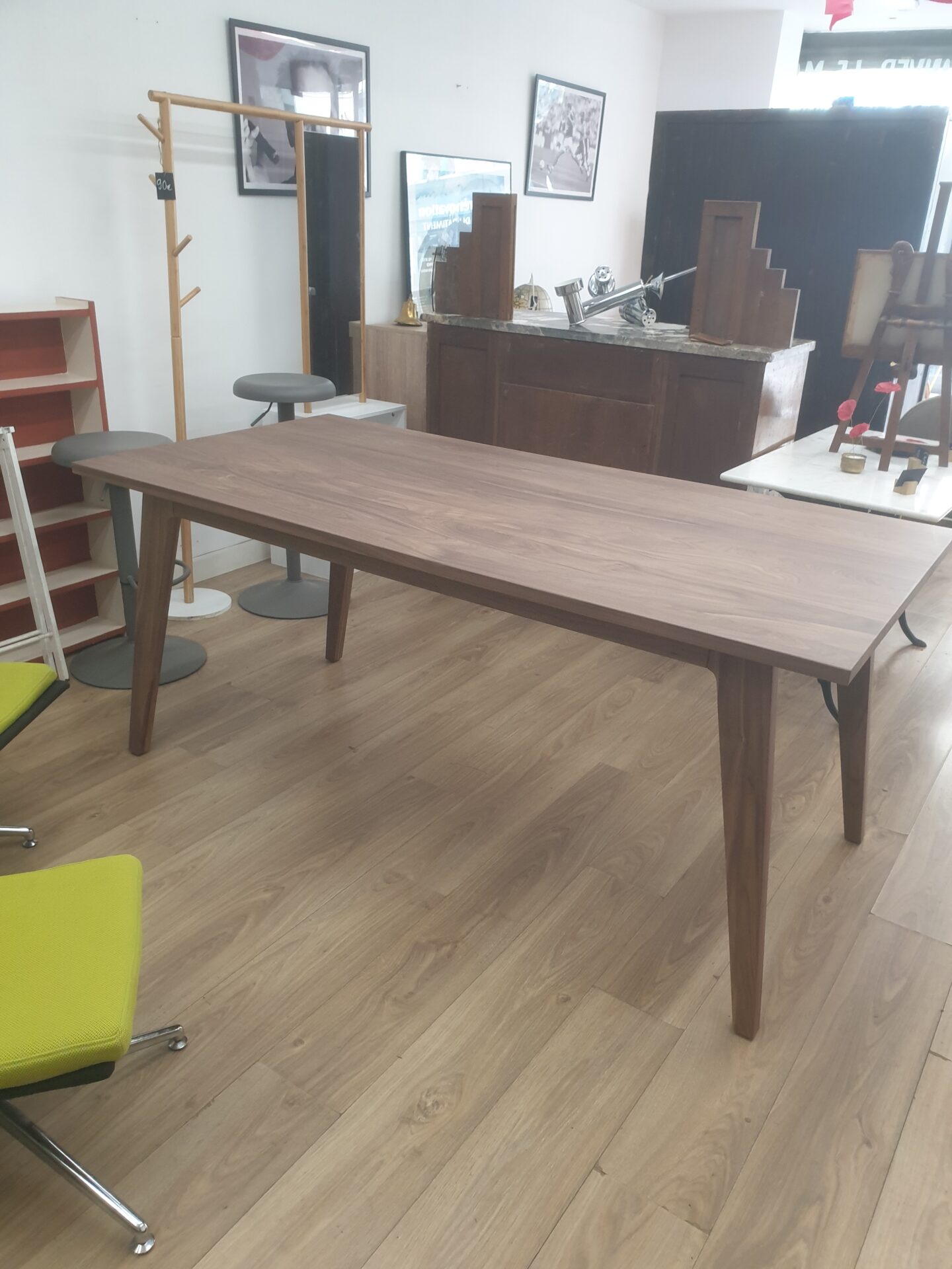 Table à manger scandinave 6/8 pers en noyer massif – Image 2