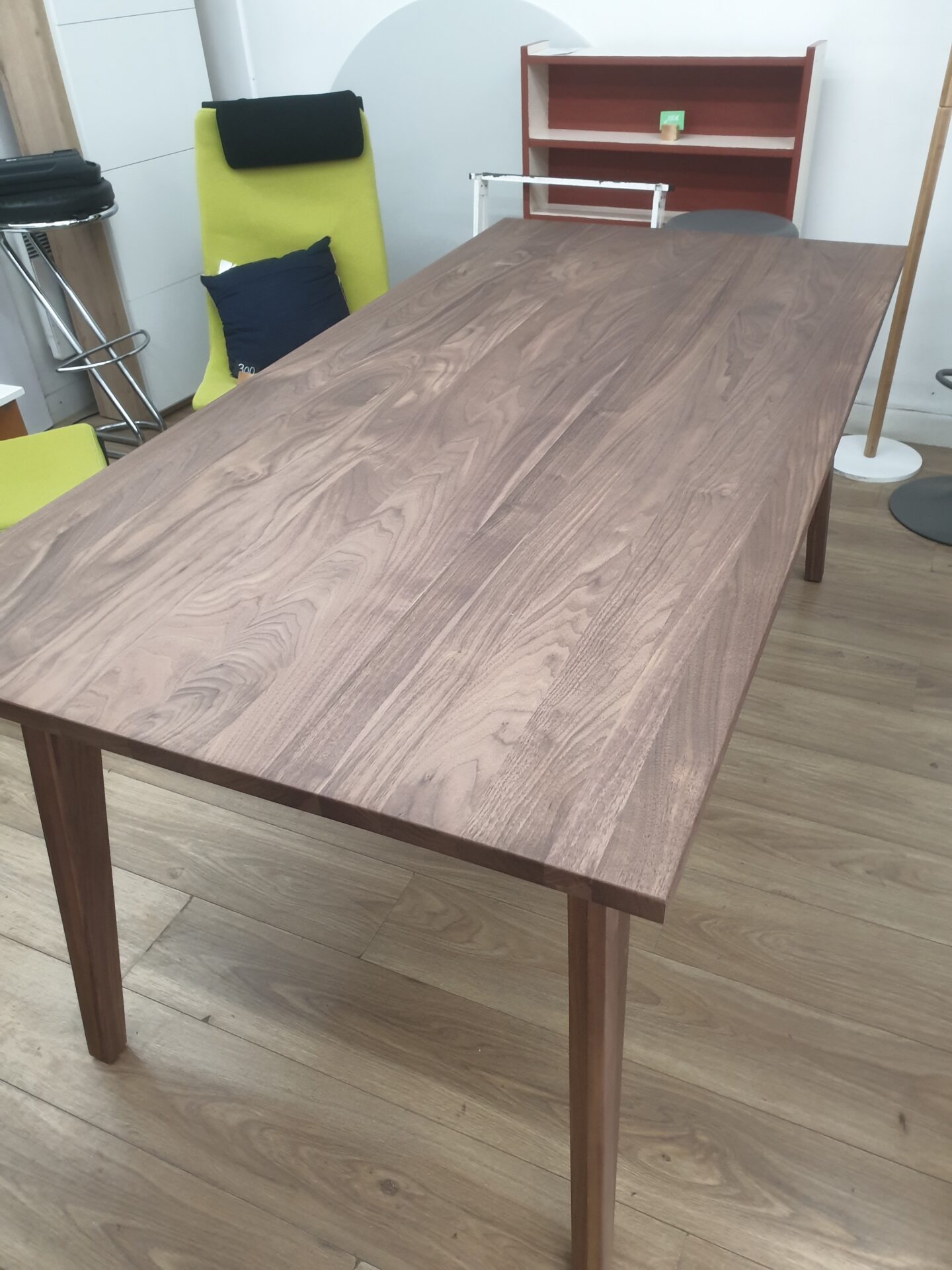 Table à manger scandinave 6/8 pers en noyer massif – Image 4