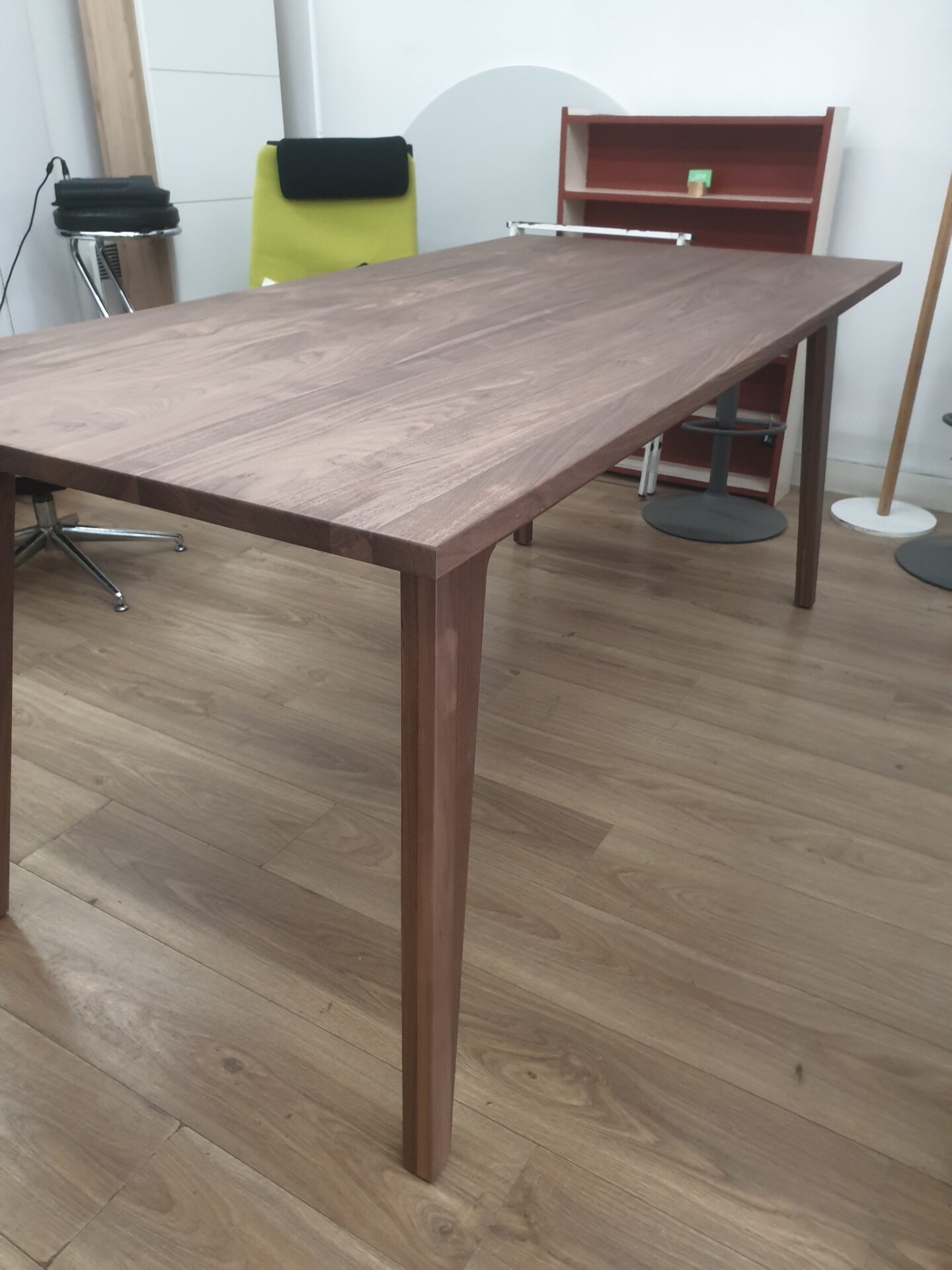 Table à manger scandinave 6/8 pers en noyer massif – Image 3