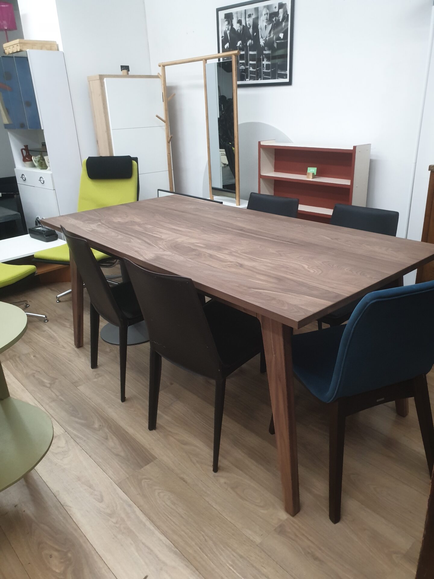 Table à manger scandinave 6/8 pers en noyer massif – Image 5