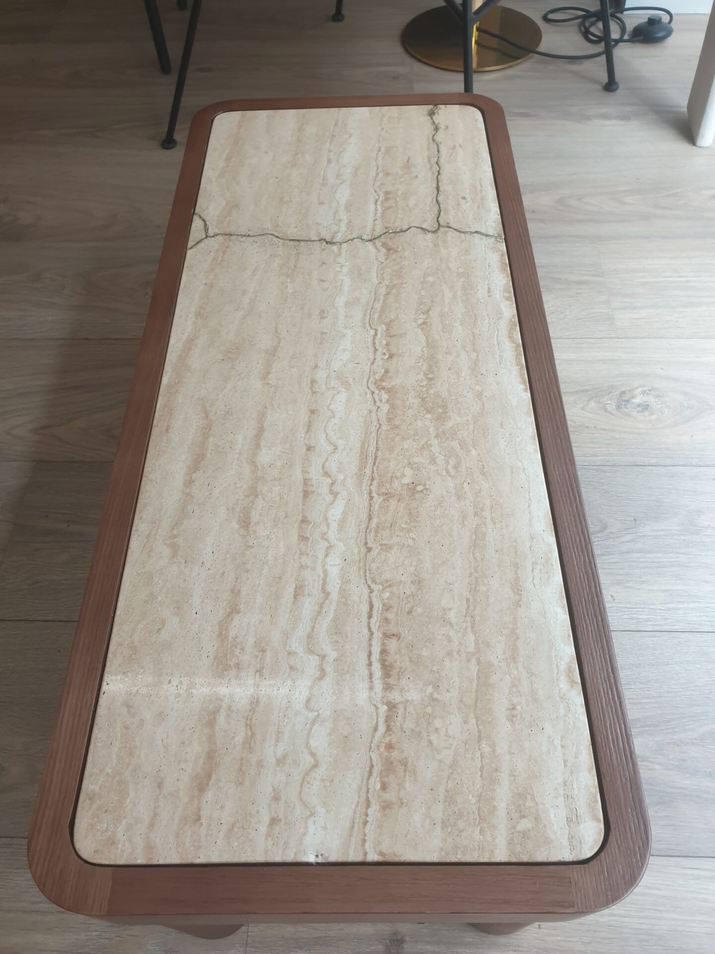 Table basse peau de noyer et Travertin "Kintsugi" – Image 3