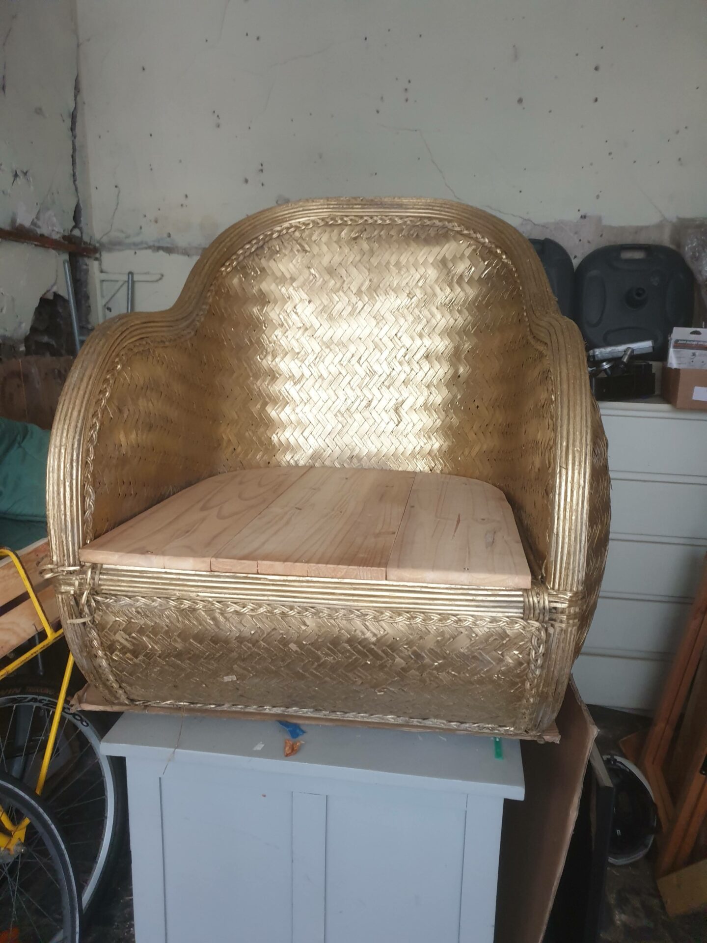 Fauteuil Rotin relooké or – Image 3