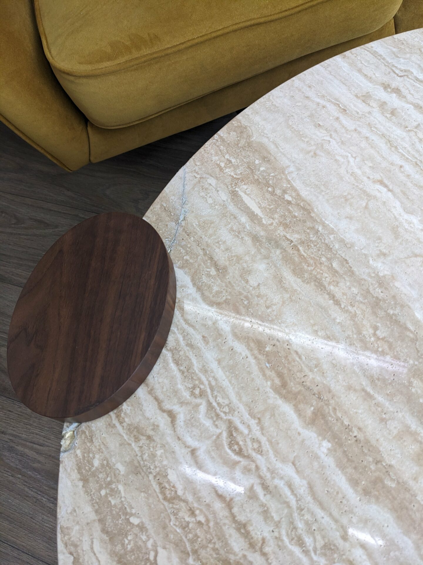 Table basse MIEIS travertin et peau de noyer – Image 2