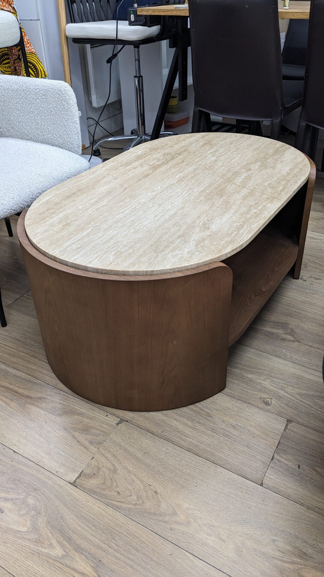 Table basse ovale bois teinté noyer et travertin ELIPSE – Image 3