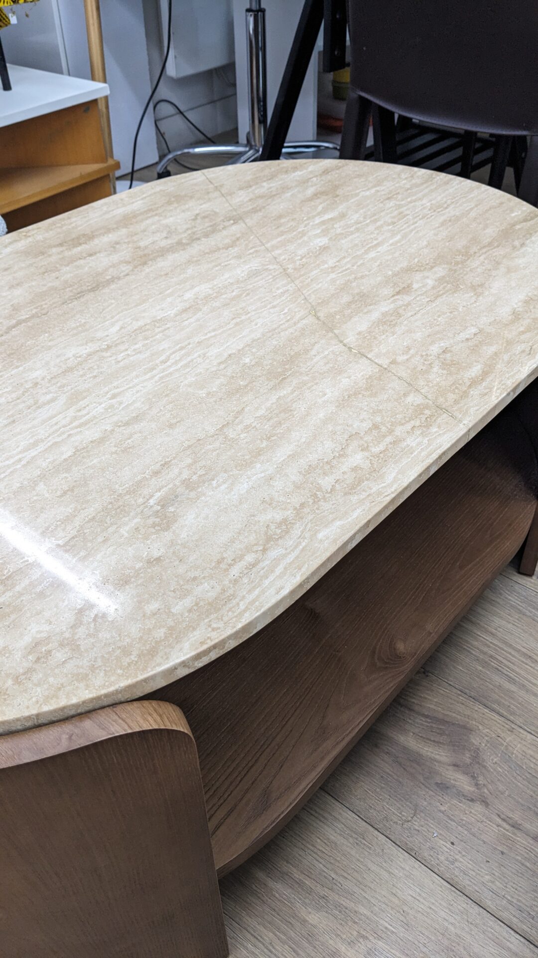 Table basse ovale bois teinté noyer et travertin ELIPSE – Image 4