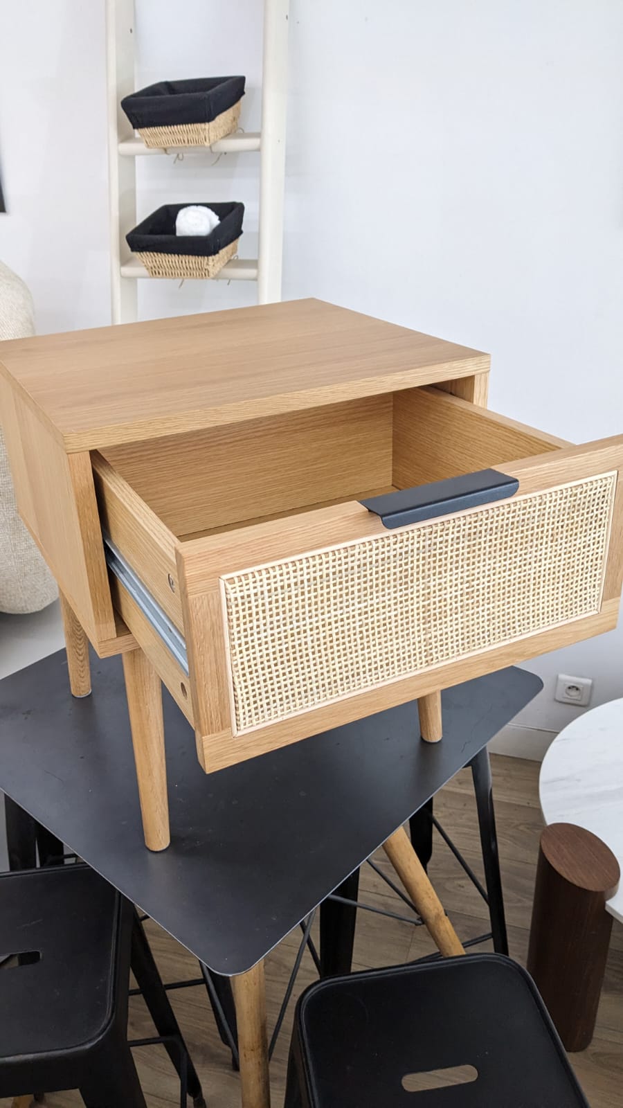 Table de chevet en bois et cannage 1 tiroir – Image 4