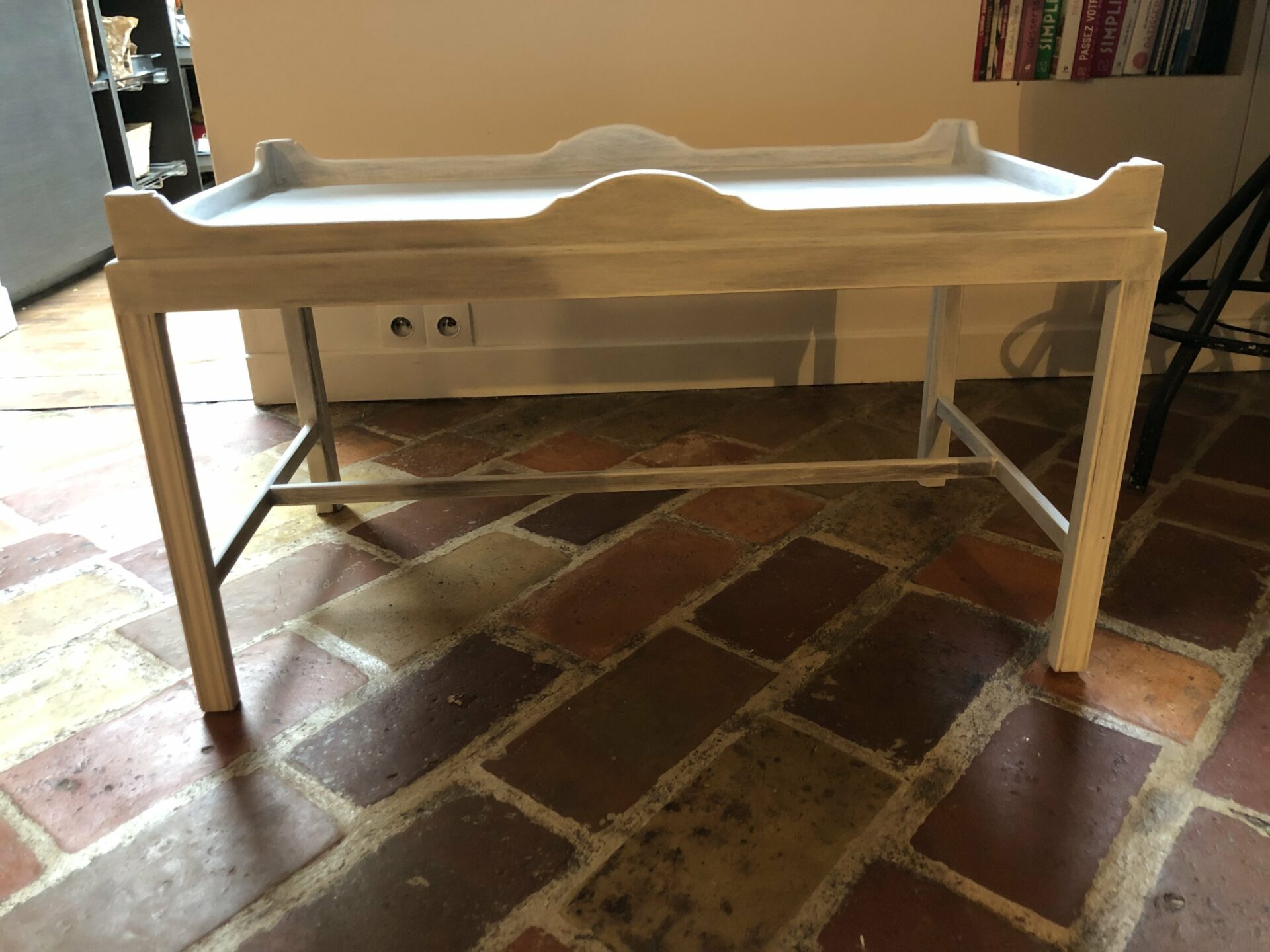 Grande table d'appoint bois blanc – Image 2