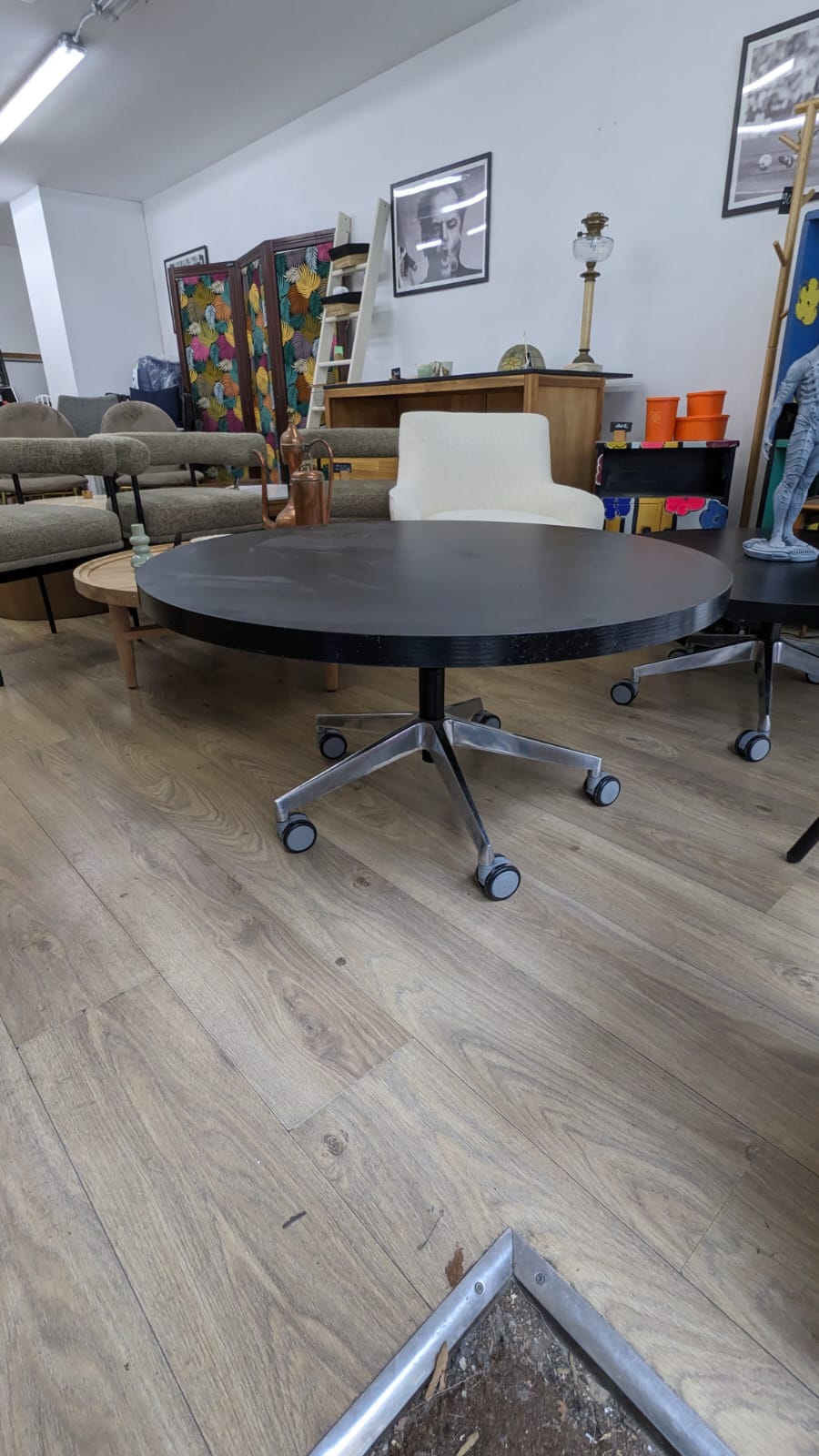 Table basse custom à roulettes – Image 2