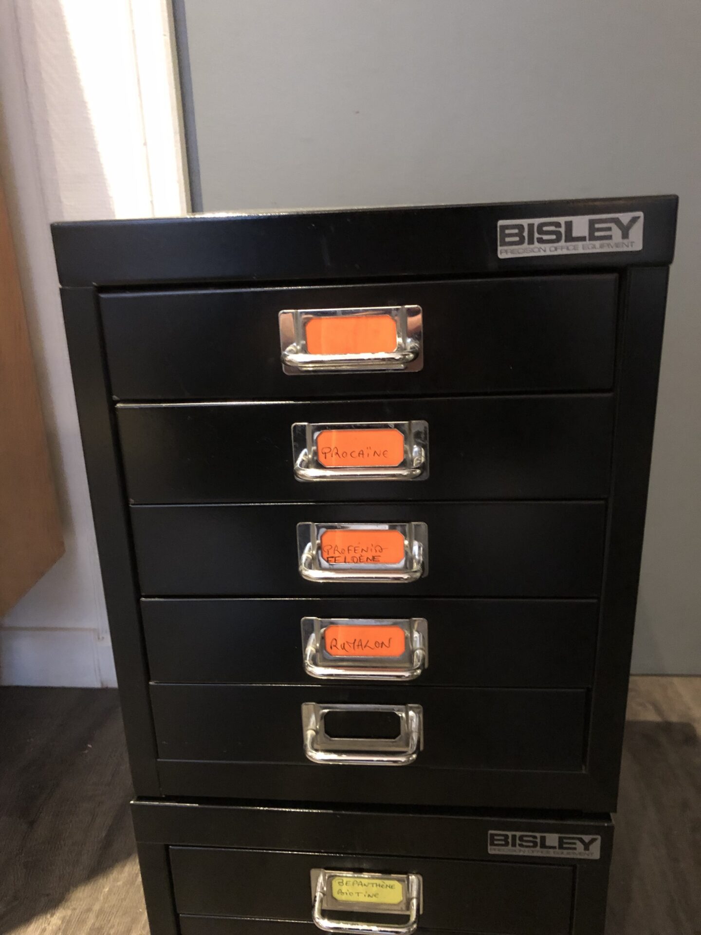 Caisson de bureau BISLEY en métal noir – Image 3