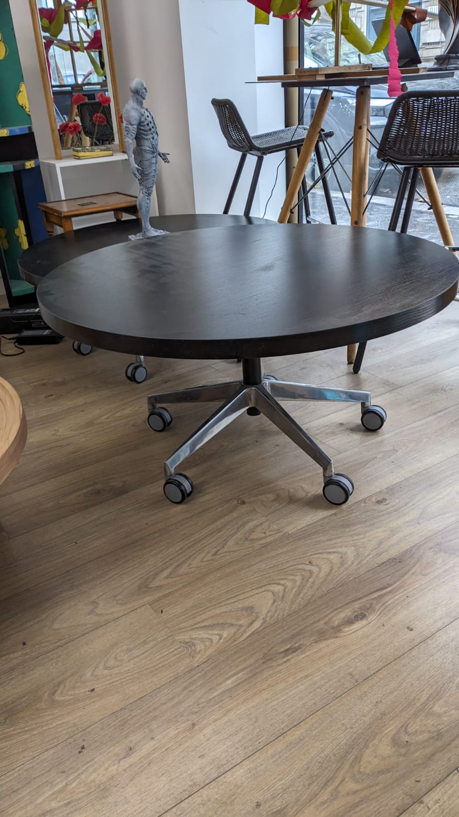 Table basse custom à roulettes – Image 4