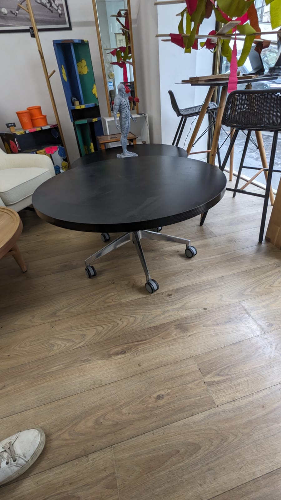 Table basse custom à roulettes – Image 5