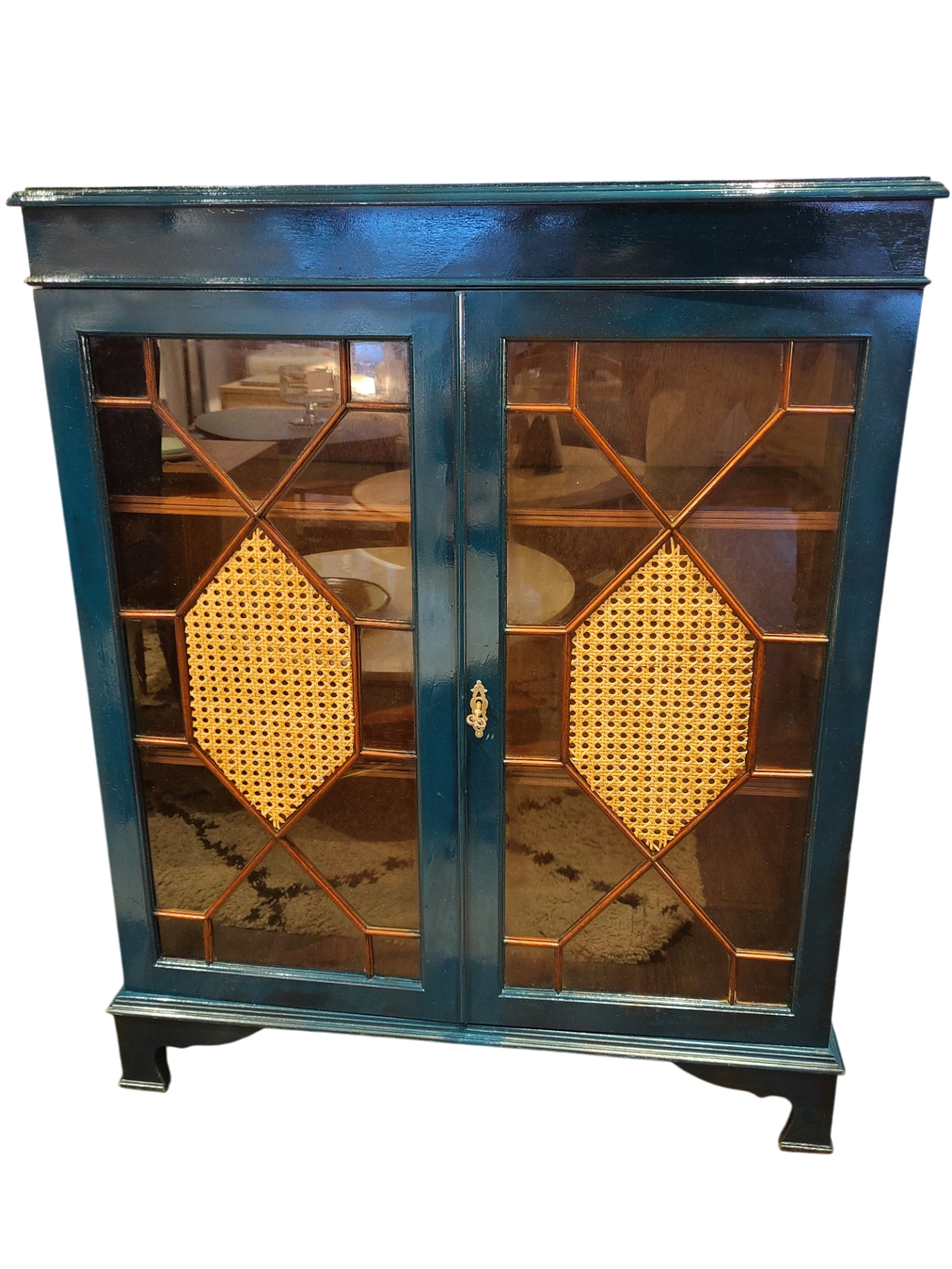 Meuble vitrine en bois bleu et cannage