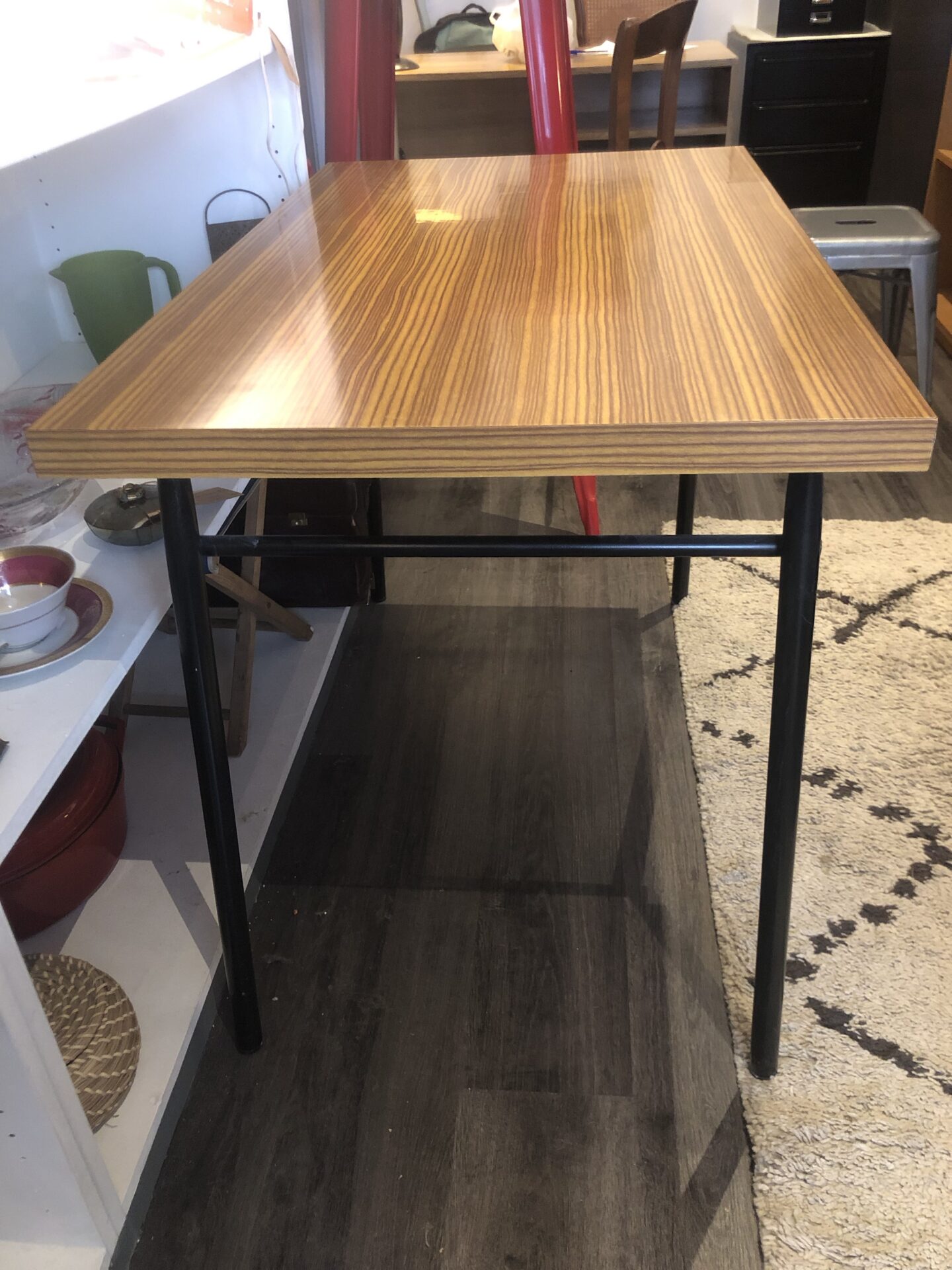 Table Formica marron pieds noirs années 60/70 – Image 3