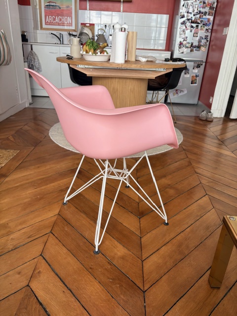 3 Fauteuils noirs SKLUM et 1 rose – Image 6