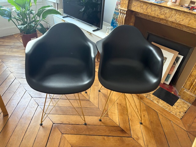 3 Fauteuils noirs SKLUM et 1 rose – Image 4
