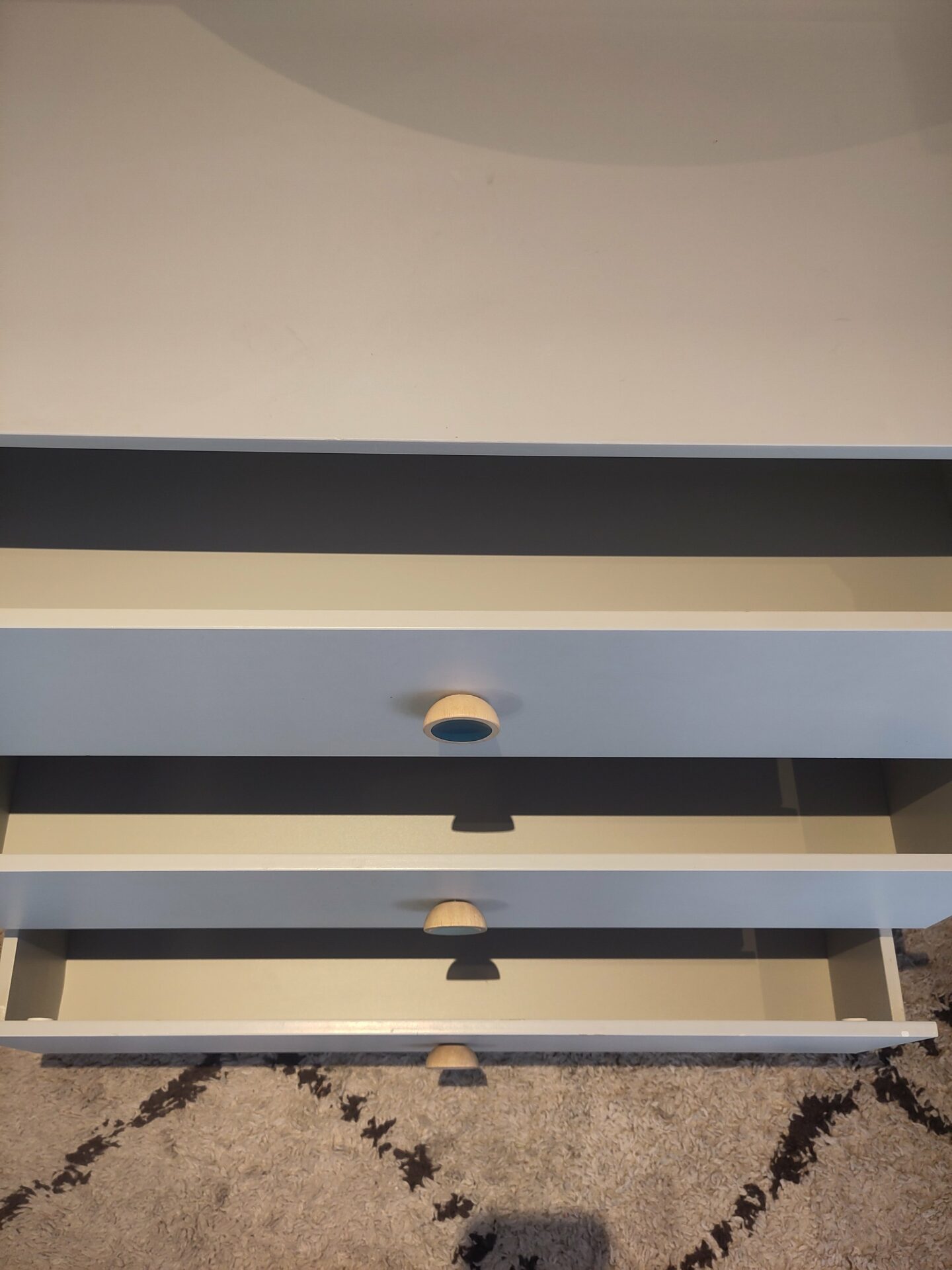 Commode grise avec 3 tiroirs – Image 4