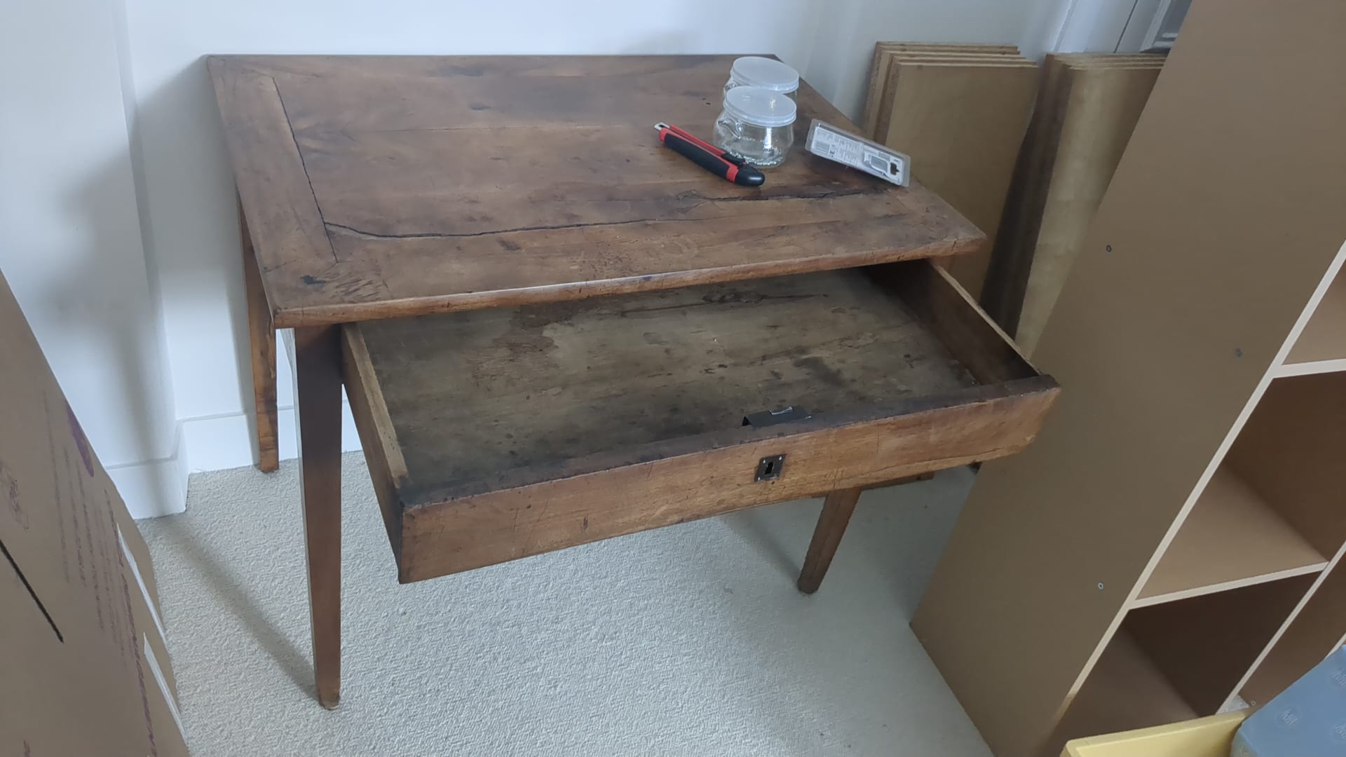 petite table en bois avec un tiroir – Image 4