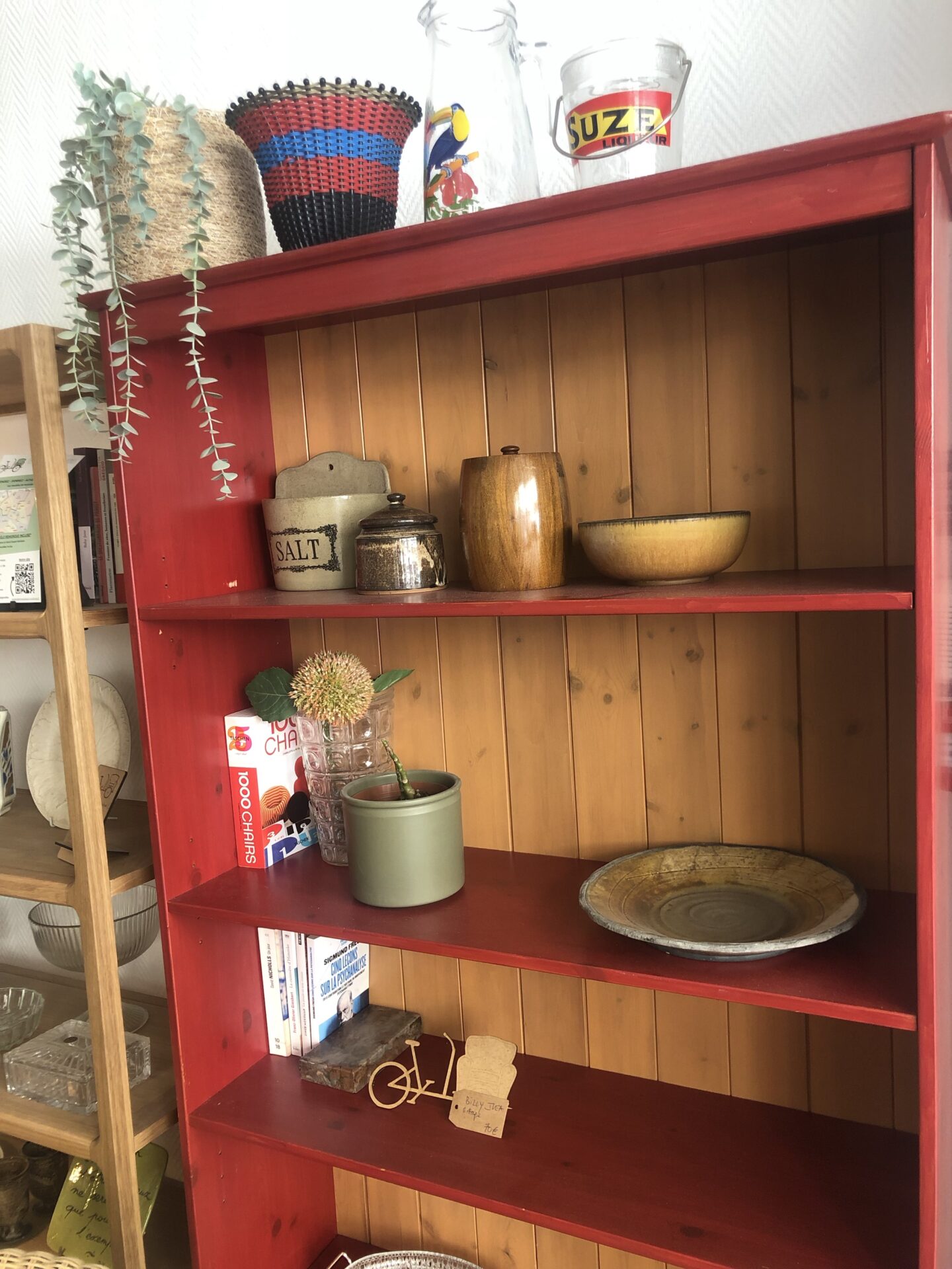 BILLY IKEA vintage rouge et lambris bois – Image 3