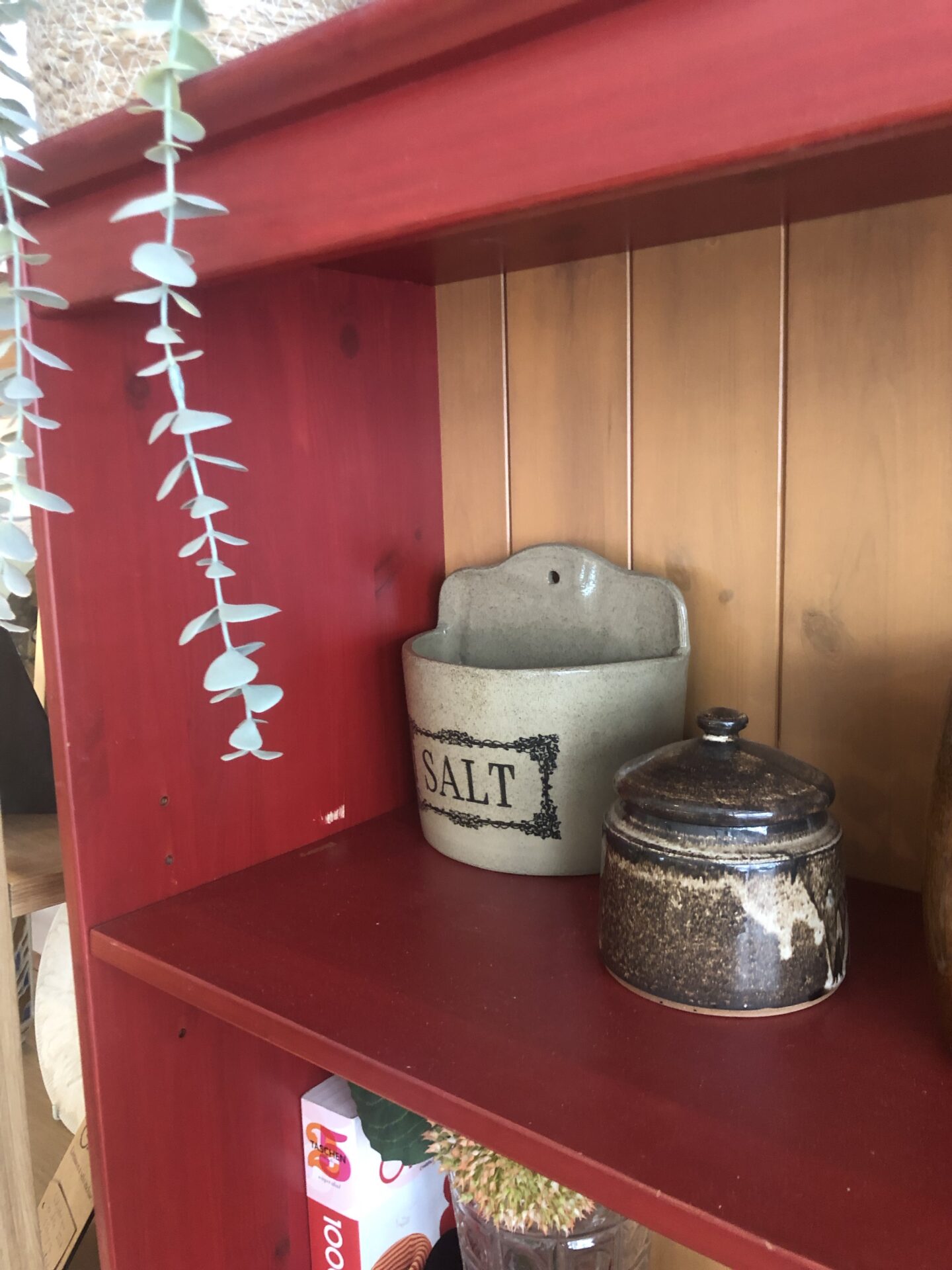 BILLY IKEA vintage rouge et lambris bois – Image 4