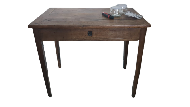 petite table en bois avec un tiroir
