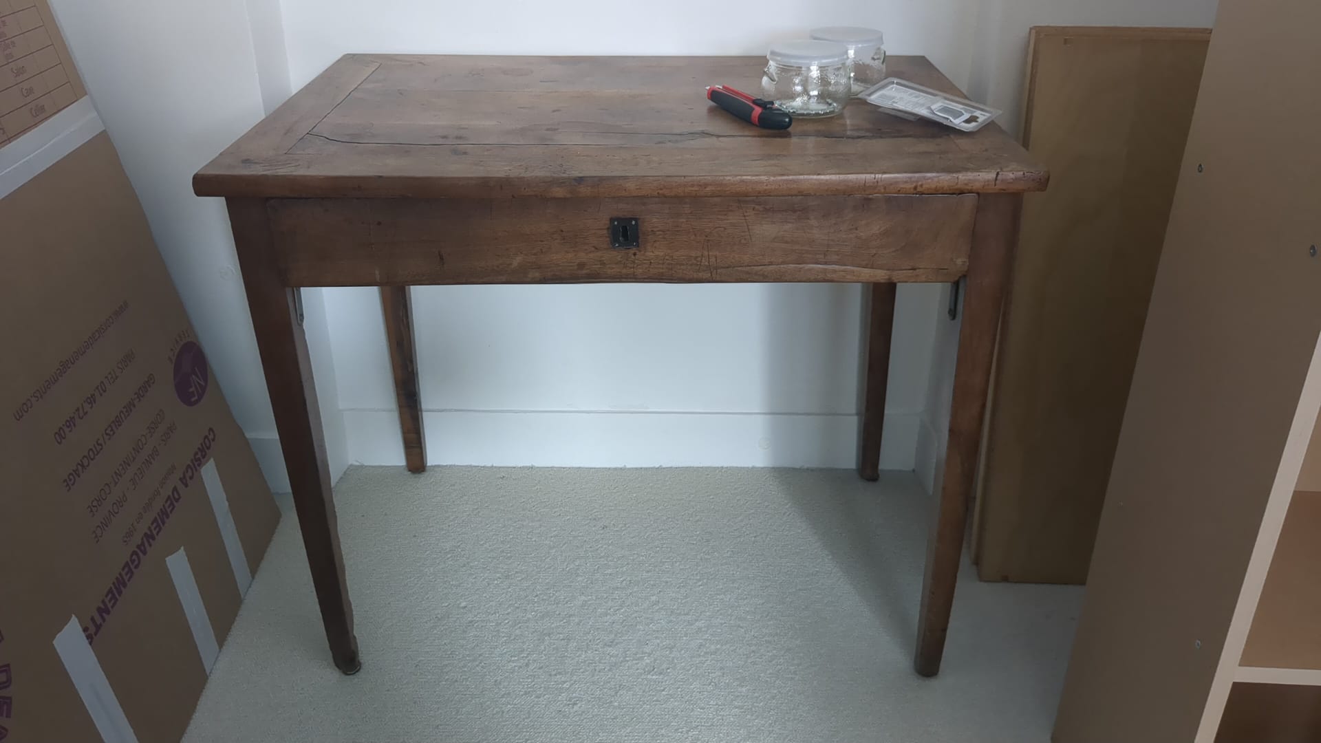 petite table en bois avec un tiroir – Image 2