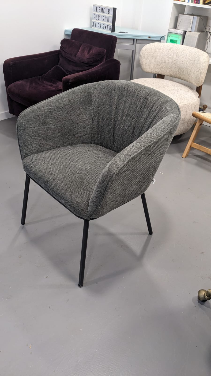 Chaise capitonnée en tissu avec accoudoirs – Image 3