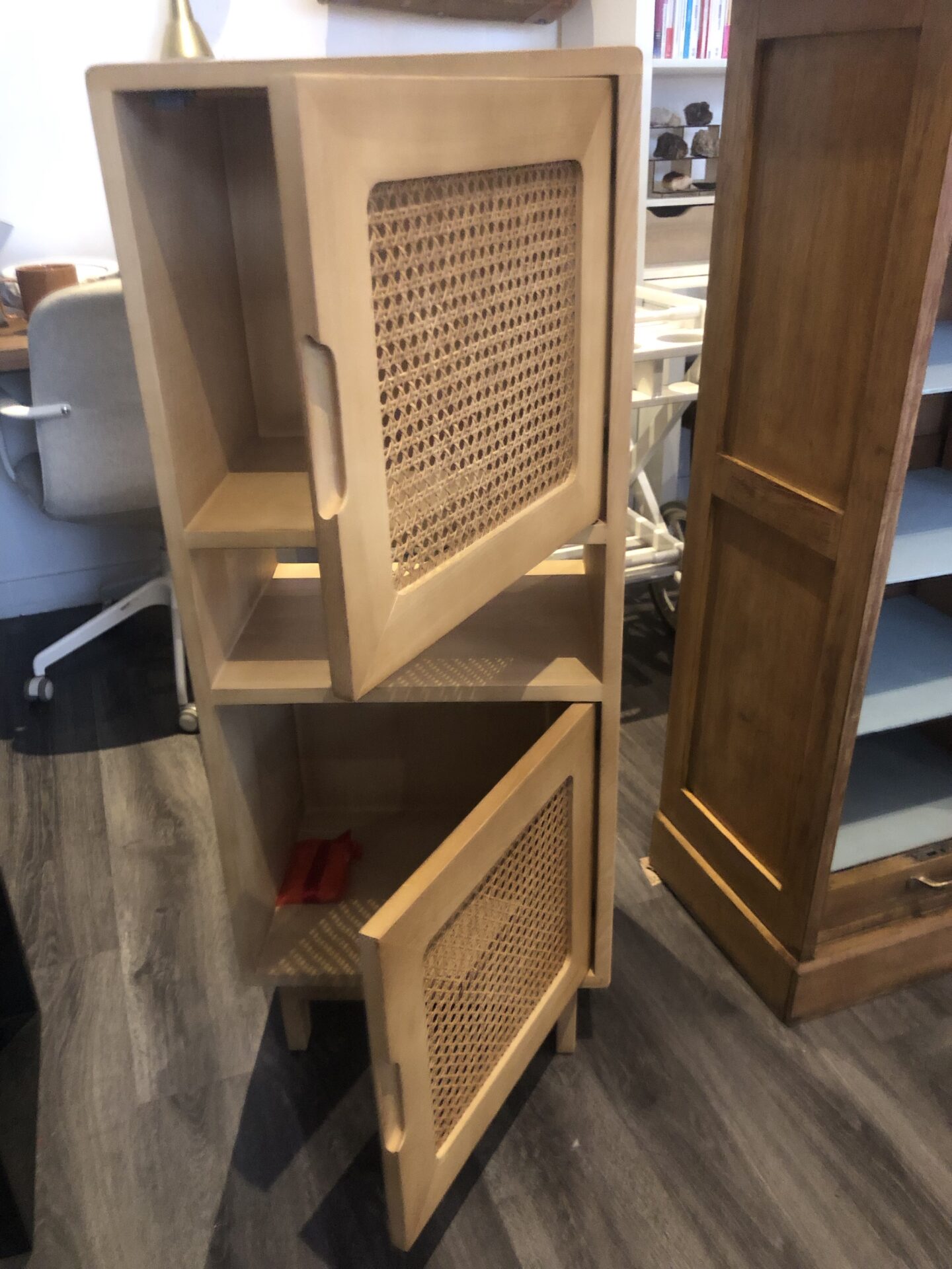 Petite bibliothèque - meuble de rangement « LUIS » en orme massif et cannage – Image 3