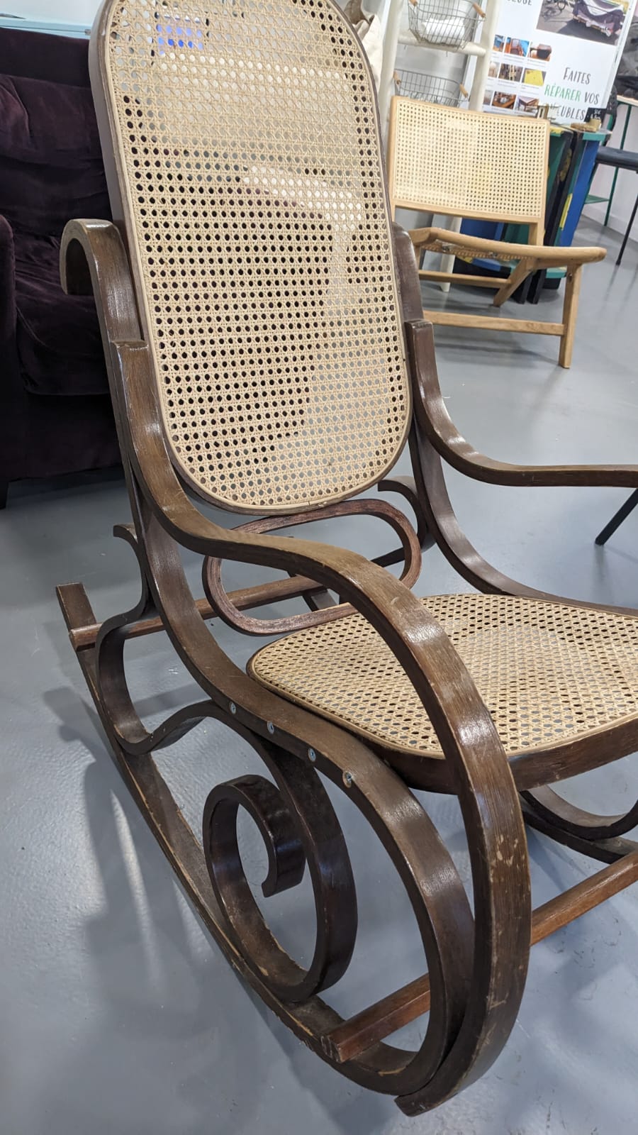 Fauteuil à bascule bois et rotin – Image 2