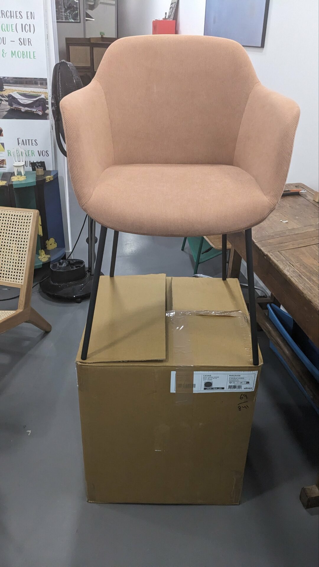 Chloé - Chaise en velours côtelé rose – Image 7